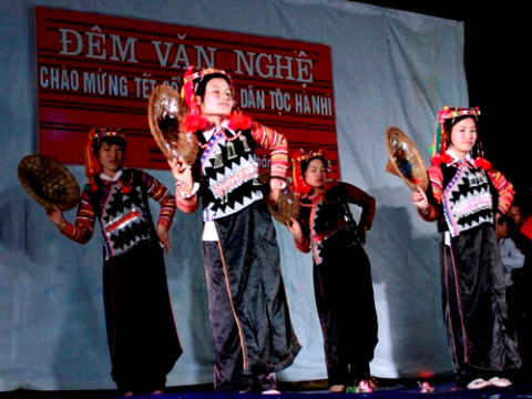 Nhiều điệu múa mang đậm nét văn hóa dân tộc Hà Nhì được biểu diễn