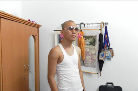 Hình này của Pháp Định được đăng trên trang jaovat kèm theo lời giới thiệu đầy đủ về tên, tuổi, địa chỉ liên lạc