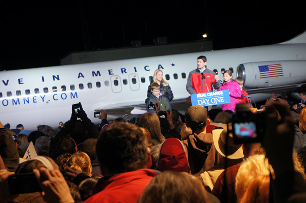 Ông Ryan cùng vợ và các con giữa gần 2.000 cử tri đang phấn khích. Ảnh: Trí Đường