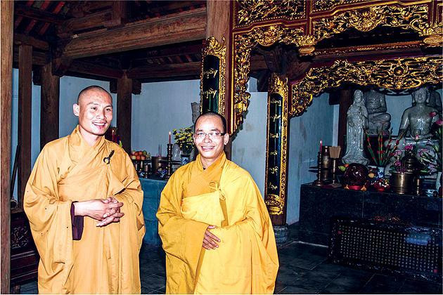 Đại Đức Thích Đạo Biện và Thích Đức Hỷ trụ trì chùa Sinh Tồn. Ảnh Trần Minh Ngọc