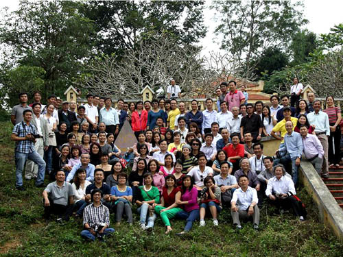 Gia đình Tiền Phong tụ hội về Bản Dõn (hiện nay gọi là thôn Dõn). Ảnh: N.C.Khanh Gia đình Tiền Phong tụ hội về nơi đất tổ - Bản Dõn (hiện nay gọi là thôn Dõn)