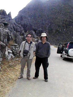 Hà Phạm Phú (trái) và Nguyễn Tham Thiện Kế trên vùng núi đá Sơn Nguyên, Hà Giang