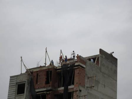 Nguy hiểm luôn rình rập những công nhân xây dựng