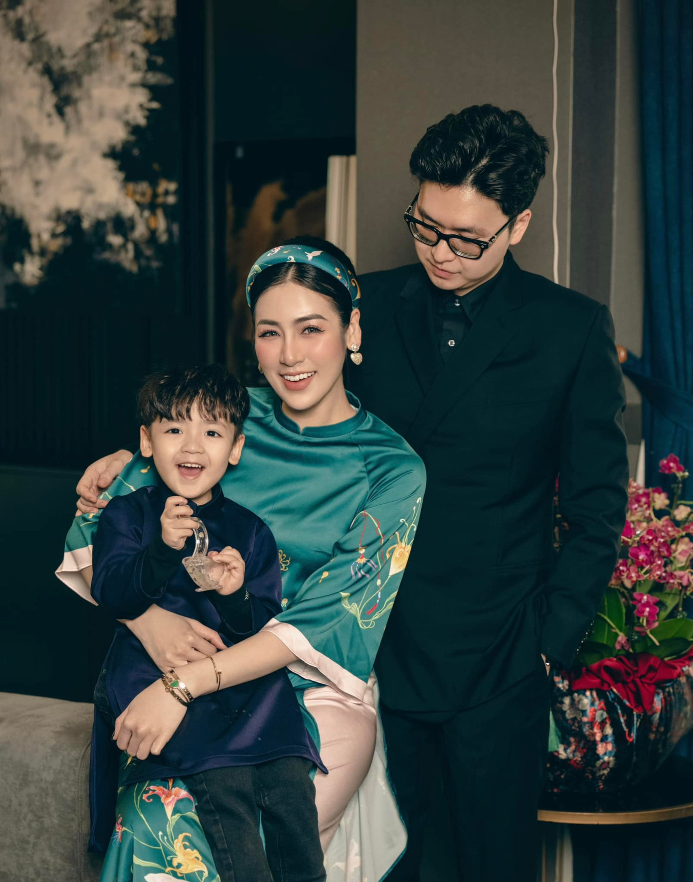 Á hậu Tú Anh khoe ảnh gia đình nhỏ ấm áp, hạnh phúc trong ngày đầu năm mới. Tú Anh kết hôn năm 2018, cô và ông xã có một con trai kháu khỉnh. Con trai Tú Anh tên bé Kem, là nhóc tì nổi tiếng trên mạng xã hội.