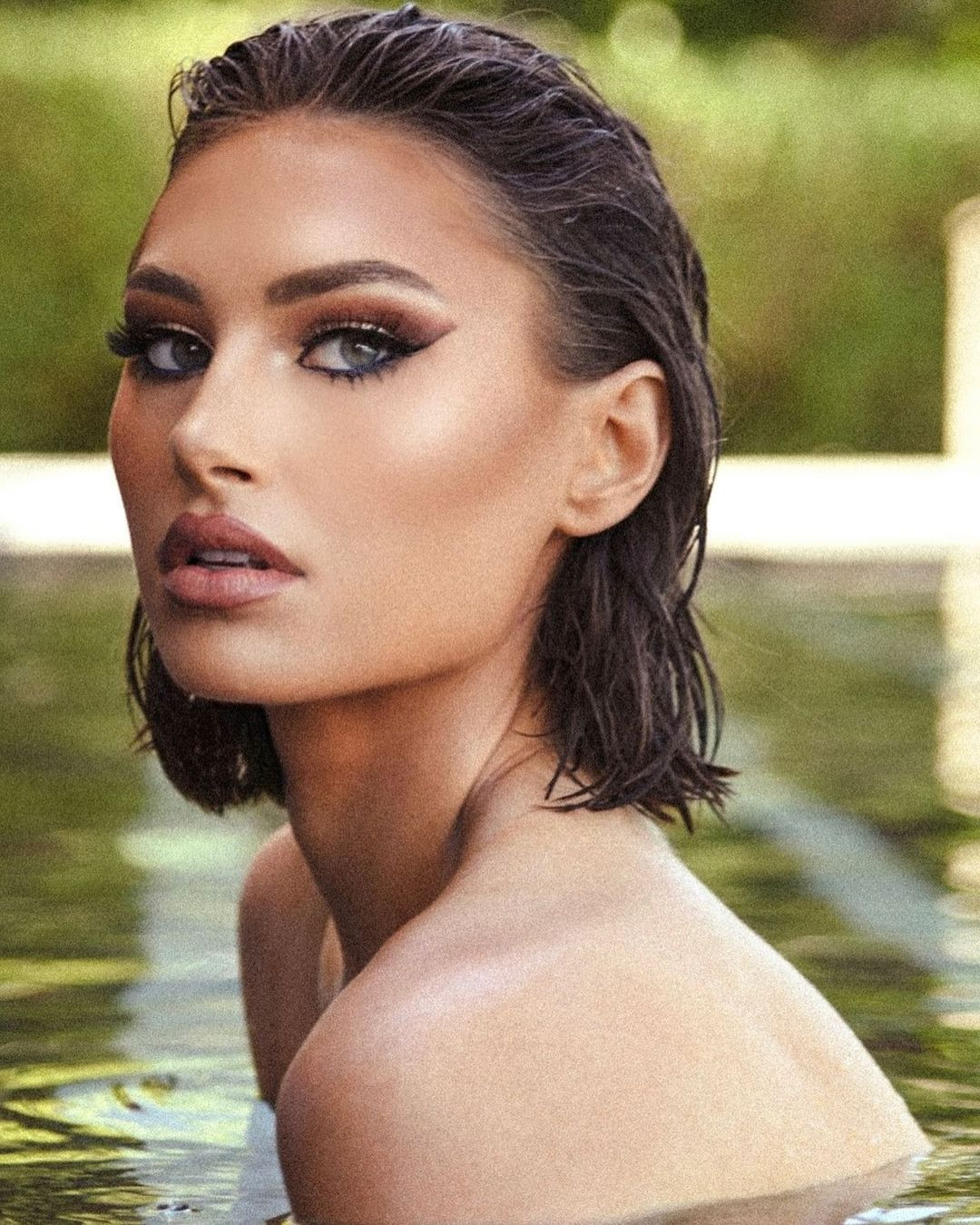 Trước đó, kết quả Miss USA 2022 gây ra nhiều tranh cãi. Người đẹp R&apos;Bonney Gabriel bị tố gian lận và được ban tổ chức ưu ái, thiên vị. R&apos;Bonney Gabriel là người trao vương miện Miss USA 2022 cho Morgan Romano vào ngày 27/1 theo giờ Mỹ.