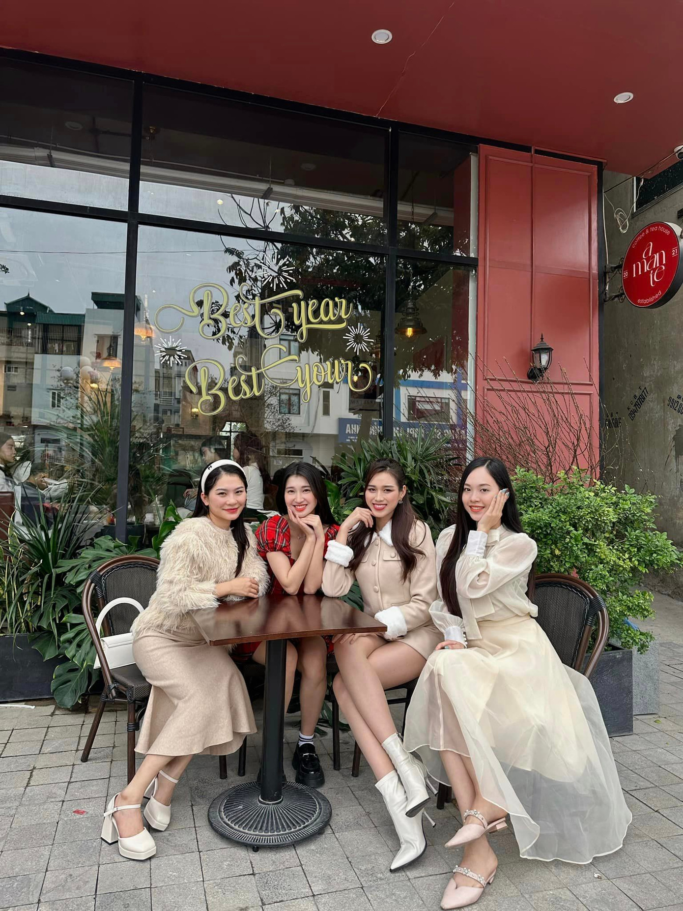 Về quê ăn Tết, Đỗ Thị Hà có dịp hội ngộ các người đẹp đồng hương Thanh Hóa là Á hậu Phương Nhi, Á hậu Trịnh Thùy Linh và Á hậu Lê Nguyễn Ngọc Hằng. Các người đẹp chia sẻ khoảnh khắc thân thiết ngày mùng 2 Tết. Trước đó, Đỗ Thị Hà chính là người đã truyền động lực để Thùy Linh và Ngọc Hằng nỗ lực tại cuộc thi Hoa hậu Việt Nam 2022 và giành được ngôi vị cao.