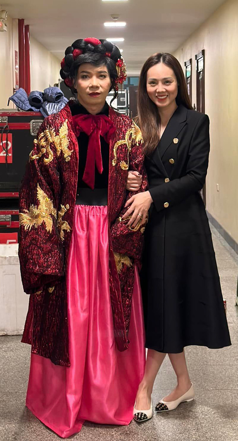 NSND Công Lý được vợ là phóng viên Ngọc Hà chăm sóc chu đáo trong quá trình ghi hình Táo Quân 2023. NSND Công Lý được vợ là phóng viên Ngọc Hà chăm sóc chu đáo trong quá trình ghi hình Táo Quân 2023.