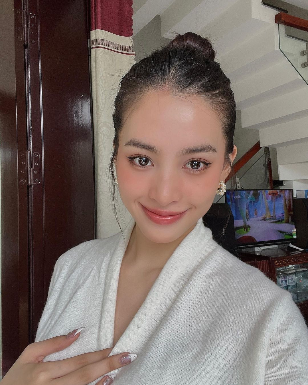 Hoa hậu Tiểu Vy trong ngày mùng 2 Tết. Gương mặt Tiểu Vy dù chỉ trang điểm nhẹ nhàng vẫn cuốn hút. Cô được coi là một trong những hoa hậu có gương mặt đẹp nhất showbiz.