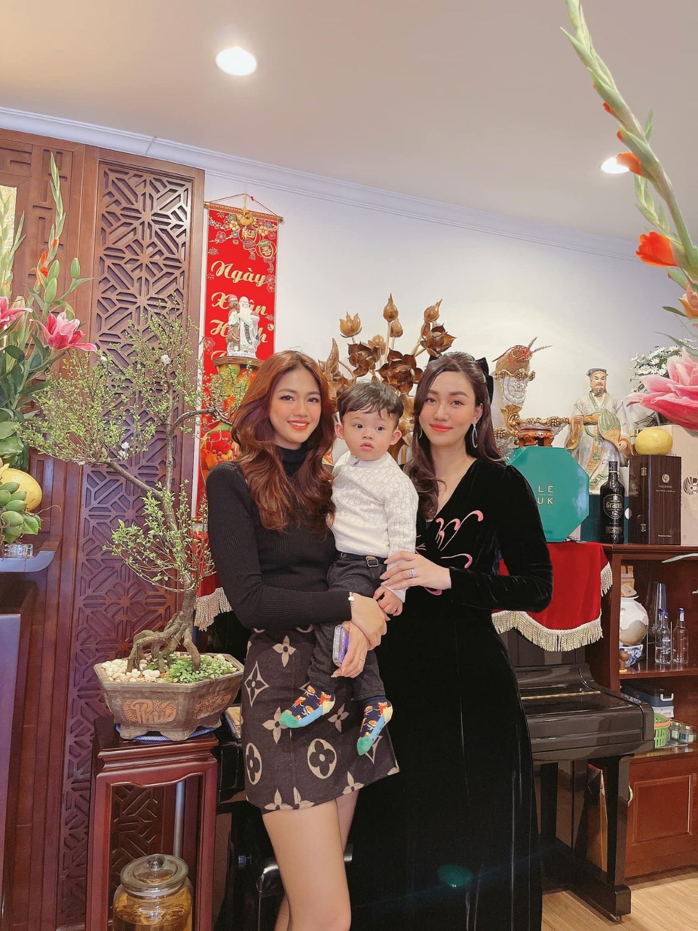 Á hậu Thanh Tú chia sẻ niềm vui khi năm nay có chị gái Trà My cùng đón Tết ở thủ đô. Những ngày Tết, Thanh Tú thường diện những trang phục thanh lịch, nữ tính. Cô yêu thích phong cách kết hợp chân váy xoè và áo dài tay chất liệu thun, len.