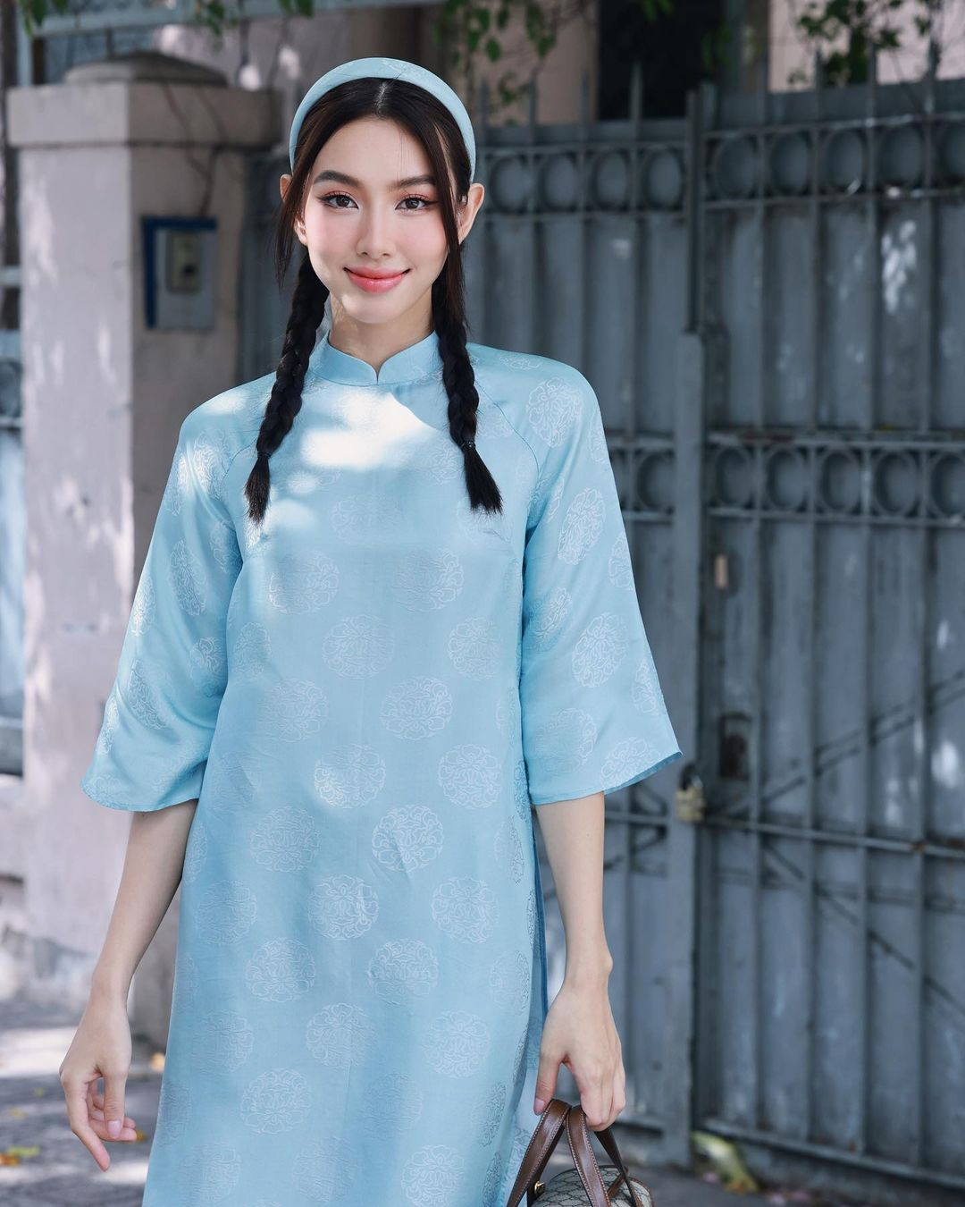 Hoa hậu Thùy Tiên diện áo dài tông màu xanh nền nã, dịu dàng khi du xuân trong ngày mùng 2 Tết. 2022 là năm Thùy Tiên kết thúc nhiệm kỳ Miss Grand International. Cô đã có một năm đương nhiệm thành công, tạo được ảnh hưởng trên nhiều lĩnh vực.