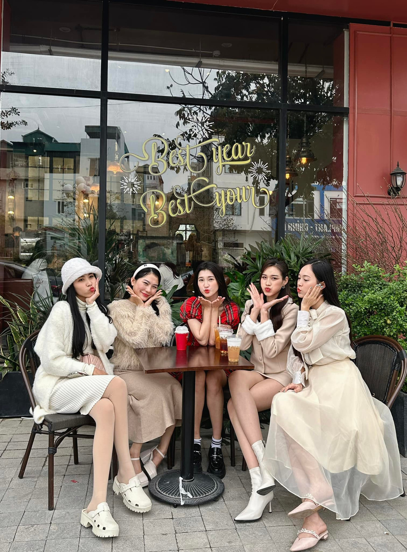 Về quê ăn Tết, Đỗ Thị Hà có dịp hội ngộ các người đẹp đồng hương Thanh Hóa là Á hậu Phương Nhi, Á hậu Trịnh Thùy Linh và Á hậu Lê Nguyễn Ngọc Hằng. Các người đẹp chia sẻ khoảnh khắc thân thiết ngày mùng 2 Tết. Trước đó, Đỗ Thị Hà chính là người đã truyền động lực để Thùy Linh và Ngọc Hằng nỗ lực tại cuộc thi Hoa hậu Việt Nam 2022 và giành được ngôi vị cao.