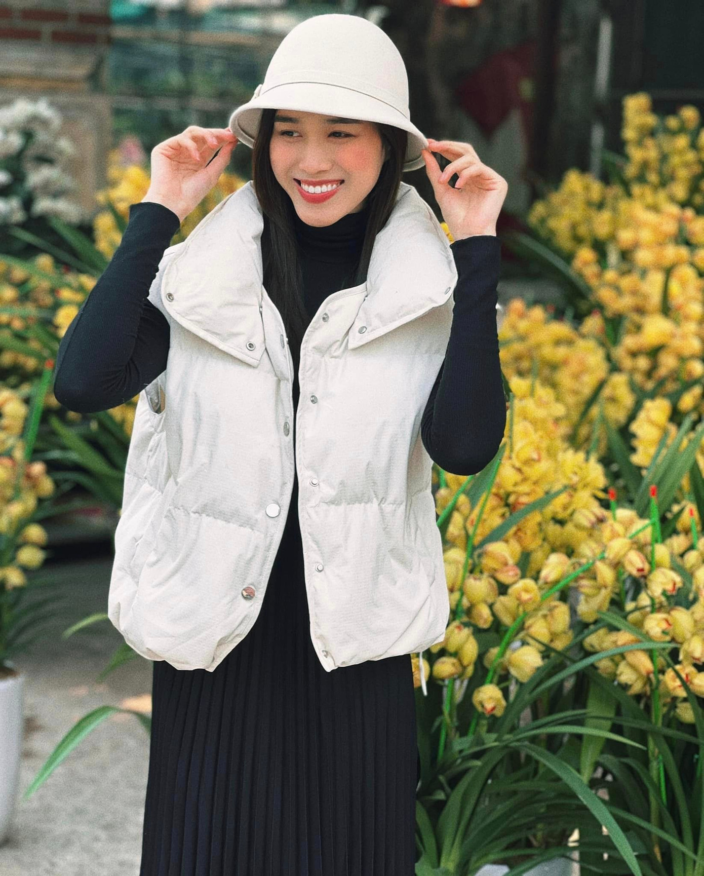 Khác với phong cách thanh lịch thường lệ, Đỗ Thị Hà chọn trang phục giản dị, tiện dụng khi về quê đón Tết.