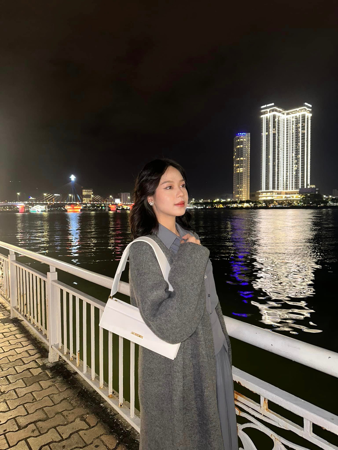 Hoa hậu Thanh Thủy diện trang phục màu ghi kín đáo khi du xuân trong ngày mùng 2 Tết ở quê nhà Đà Nẵng.