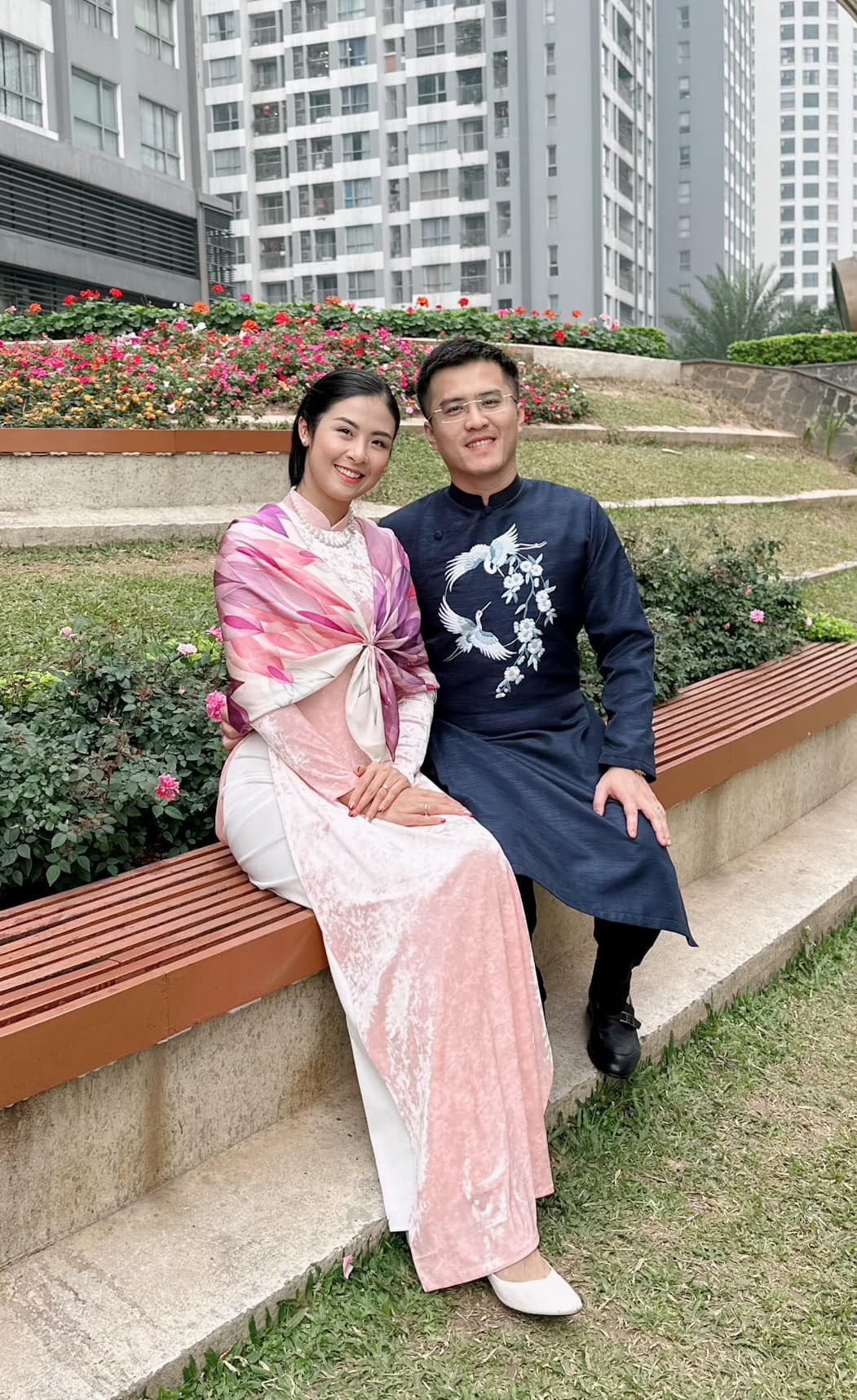 Ông xã Ngọc Hân làm trong lĩnh vực ngoại giao nên cũng ủng hộ vợ trong việc nâng niu các giá trị văn hóa truyền thống. Ngọc Hân và ông xã đã bên nhau vài năm nay, tuy nhiên họ mới tổ chức đám cưới cuối năm 2022 sau 3 năm tạm hoãn vì dịch bệnh COVID-19.