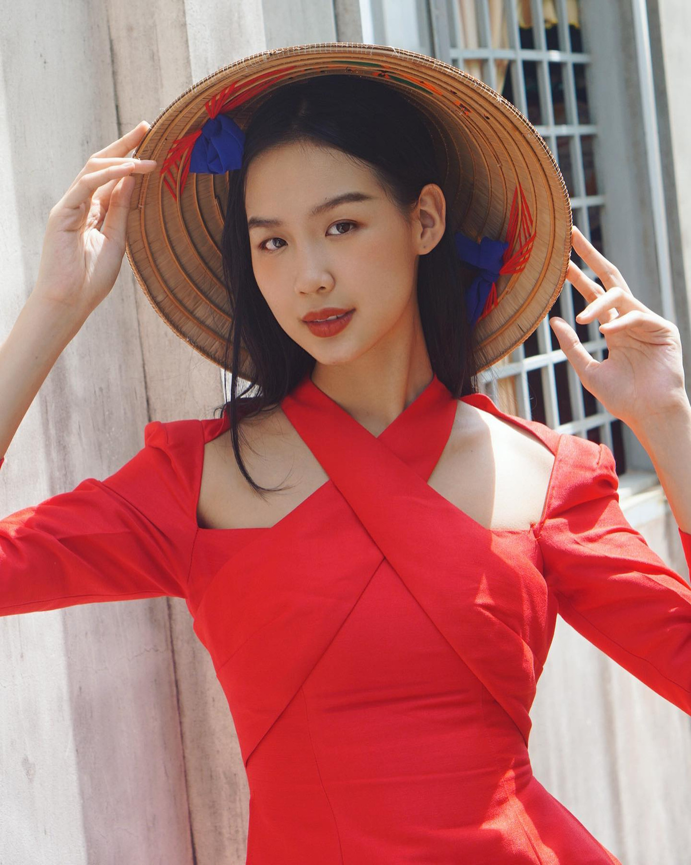 Hoa hậu Bảo Ngọc diện áo dài cách tân tông màu đỏ với chi tiết cut-out lạ mắt, đội nón lá đi du xuân trong ngày mùng 2 Tết. 2022 là năm thành công với Bảo Ngọc khi cô liên tiếp giành được những danh hiệu như Á hậu 1 tại Miss World Vietnam 2022 và sau đó đăng quang Hoa hậu Liên lục địa 2022 ở Ai Cập. Trở về nước, Bảo Ngọc đảm nhận vai trò giám khảo tại Hoa hậu Việt Nam 2022.