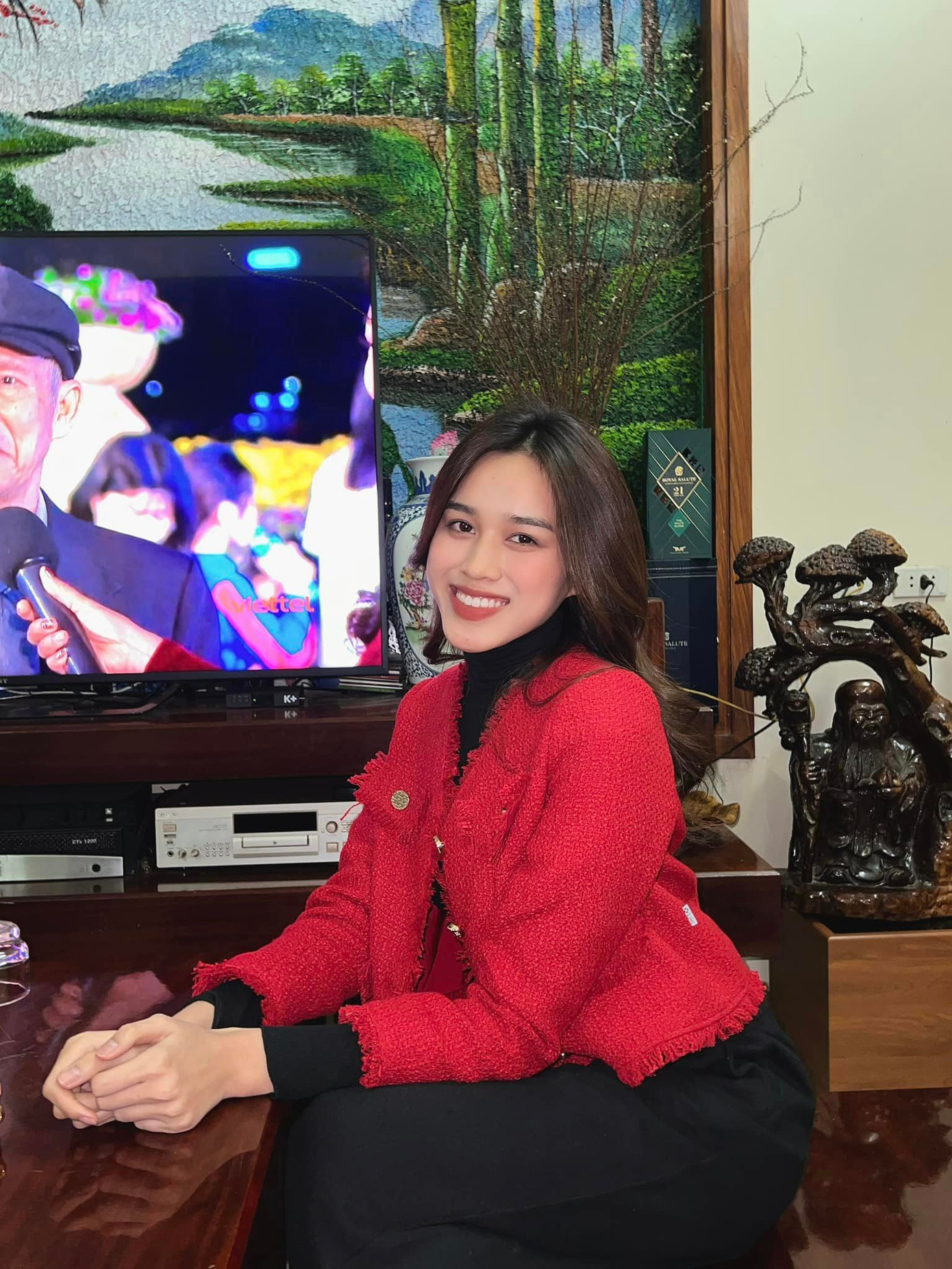 Hoa hậu Đỗ Thị Hà diện trang phục giản dị khi đón Giao thừa cùng gia đình. Năm nào, cô cũng thu xếp công việc để về nhà ở Hậu Lộc, Thanh Hoá đón Tết. Đỗ Thị Hà từng gây chú ý với hình ảnh xắn quần lau nhà, ra vườn hái rau, bắt cá để chuẩn bị cho mâm cơm ngày Tết.