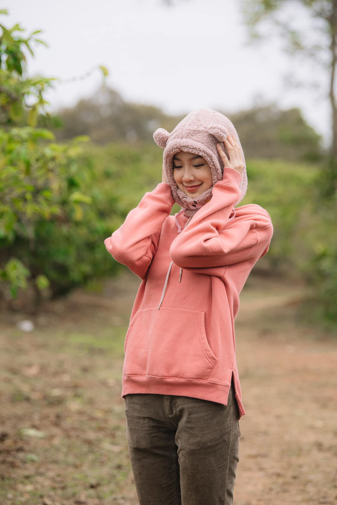 Ngày mùng 5 Tết, Hoa hậu Bảo Ngọc thăm vườn cà phê. Tết là khoảng thời gian hiếm hoi Bảo Ngọc được nghỉ ngơi sau một năm bận rộn với nhiều cuộc thi nhan sắc trong nước và quốc tế. Sau Tết, người đẹp Cần Thơ tiếp tục hoàn thành nghĩa vụ Hoa hậu Liên lục địa trong thời gian đương nhiệm.