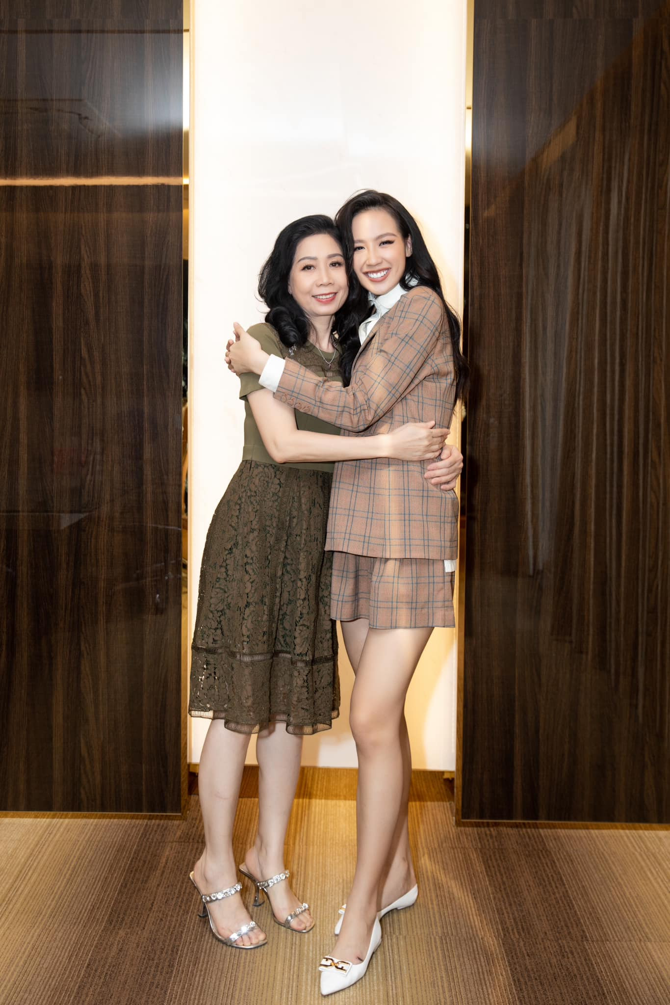 Á hậu Bảo Ngọc hội ngộ gia đình trong ngày đầu năm mới. Nhan sắc trẻ trung của mẹ Bảo Ngọc nhận được nhiều lời khen ngợi.