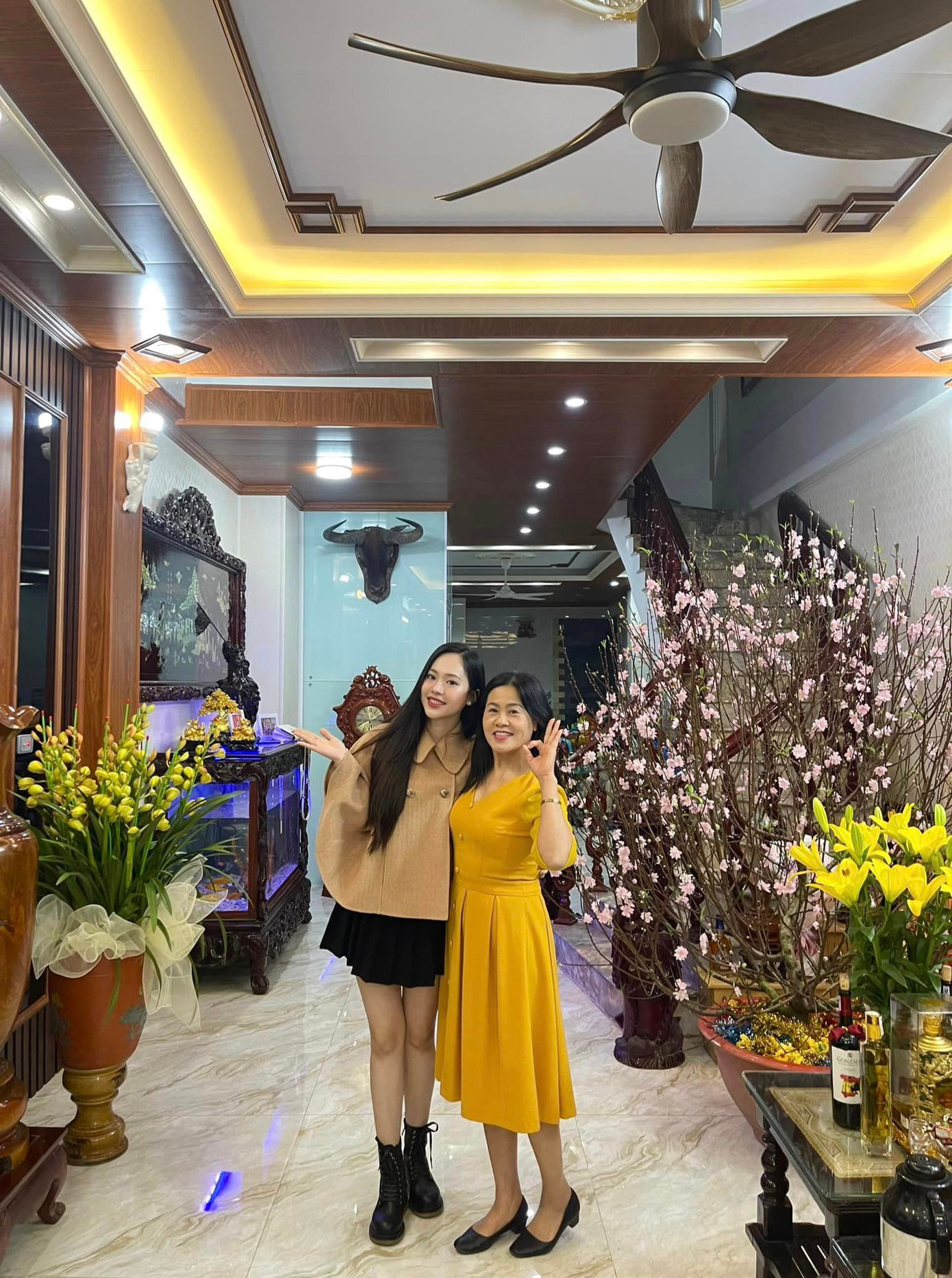 Trịnh Thùy Linh tới thăm nhà cô giáo cũ trong ngày mùng 3 Tết.