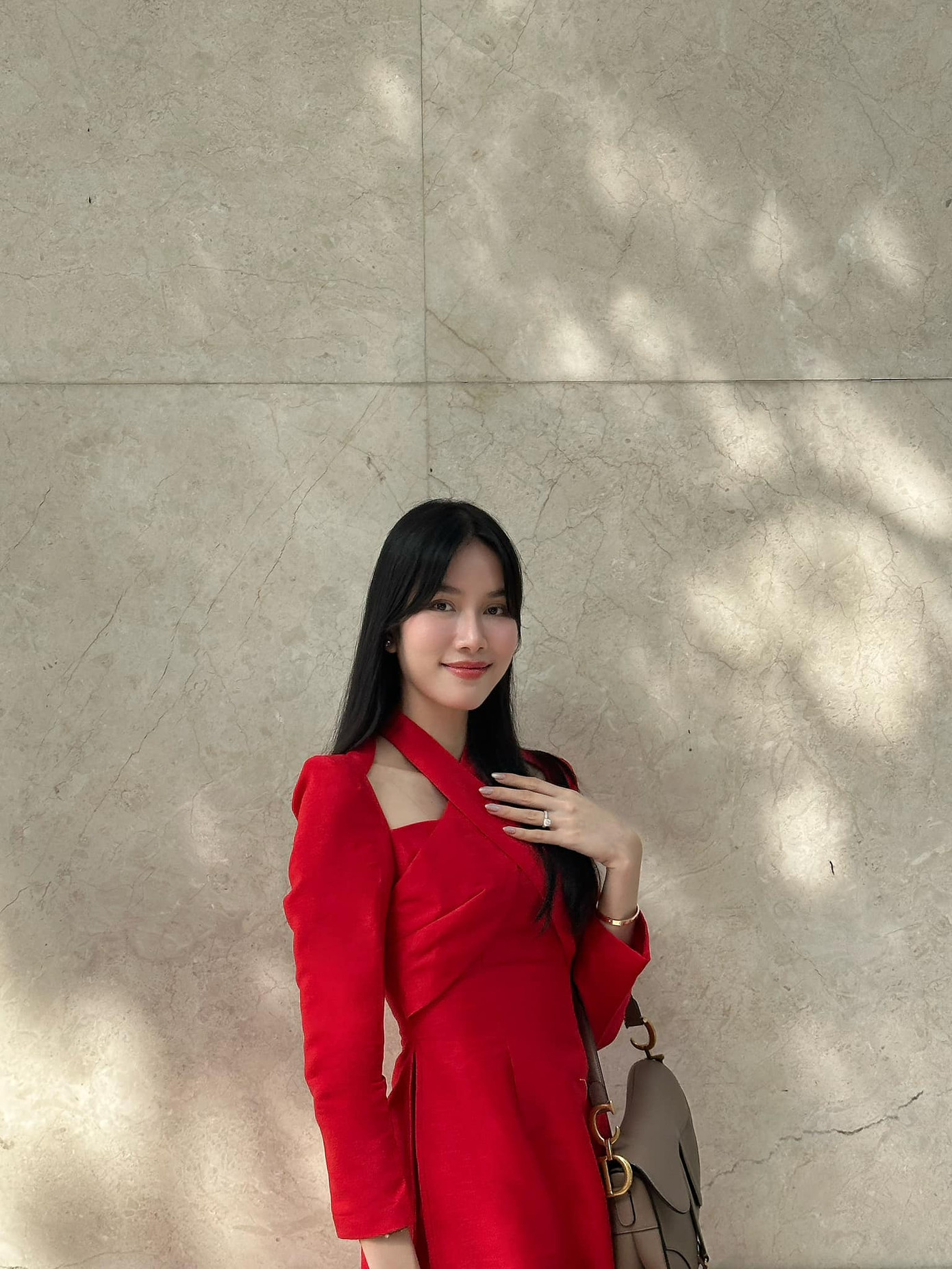 Á hậu Phương Anh diện áo dài cách tân màu đỏ khi du xuân vào ngày mùng 1 Tết. Phương Anh thường đón Tết ở TPHCM cùng gia đình. Phương Anh đã có một năm 2022 đáng nhớ khi cô đại diện Việt Nam tại cuộc thi Hoa hậu Quốc tế 2022 ở Nhật Bản.