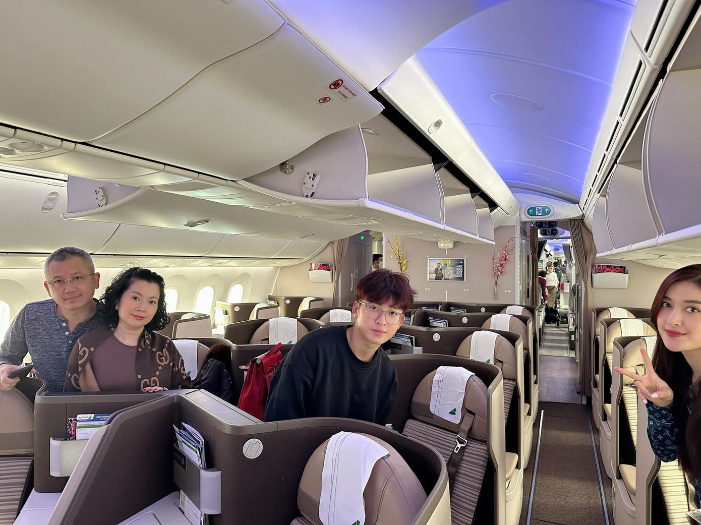 Á hậu Huyền My cùng gia đình du lịch châu Âu trong ngày mùng 2 Tết. Huyền My chia sẻ gia đình cô có truyền thống đi du lịch nước ngoài vào dịp Tết Nguyên đán. Tuy nhiên, 3 năm qua do dịch bệnh nên cô đón Tết ở Hà Nội. Năm nay, Huyền My háo hức vì được cùng gia đình đi chơi, xả stress sau một năm làm việc căng thẳng với cương vị là biên tập viên thể thao.