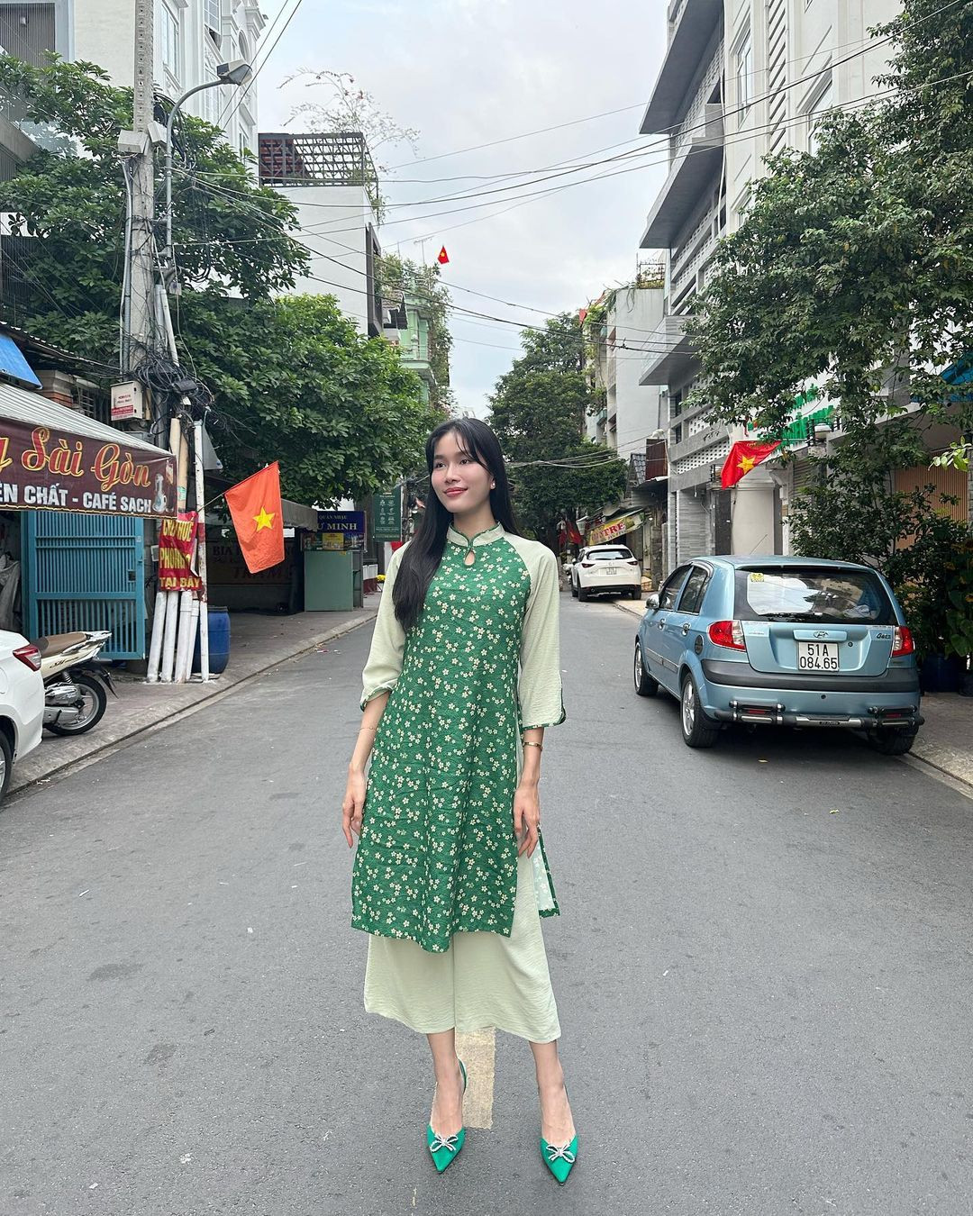 Á hậu Phương Anh diện áo dài dạo phố ngày đầu năm mới. Cô chia sẻ cảm giác thích thú khi đường phố vắng vẻ, thoáng đãng dịp Tết.