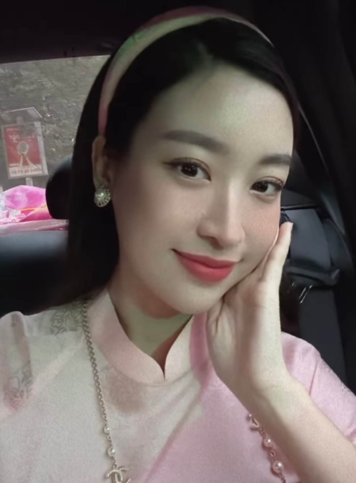 Ngày đầu năm, Hoa hậu Đỗ Mỹ Linh diện áo dài ngọt ngào màu hồng pastel đi du xuân cùng ông xã - chủ tịch CLB Hà Nội Đỗ Vinh Quang. Đây là Tết đầu Đỗ Mỹ Linh làm dâu. Cô ăn Tết ở Hà Nội cùng họ hàng hai bên gia đình. Người đẹp chia sẻ bố mẹ chồng tâm lý, yêu chiều nên cô không bị áp lực làm dâu ngày Tết.