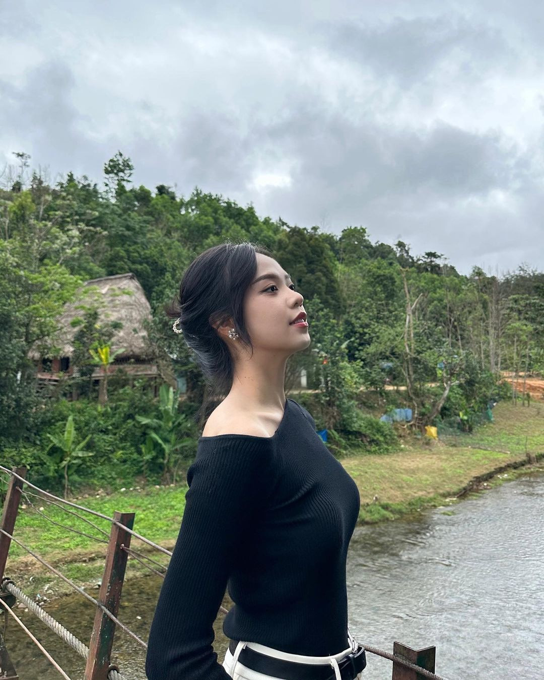 Hoa hậu Thanh Thủy diện trang phục giản dị khi du xuân ngày đầu năm ở quê nhà Đà Nẵng. Dịp Tết, cô chọn trang phục năng động.