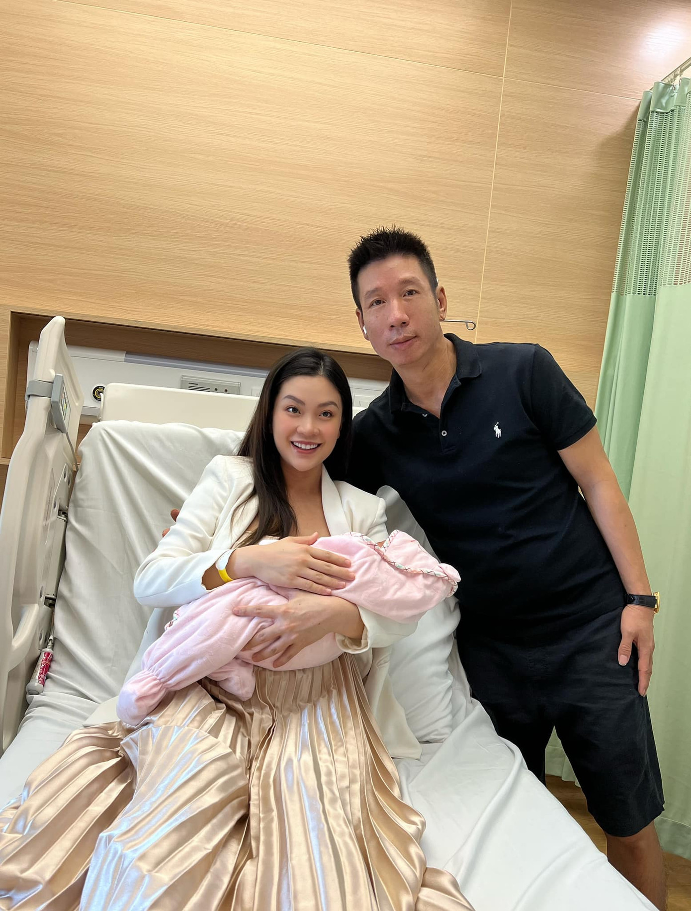 Gia đình Á hậu Diễm Trang chào đón thành viên mới trong ngày mùng 4 Tết. Cô cho biết nhóc tỳ nặng 3,9 kg, dài 51 cm.