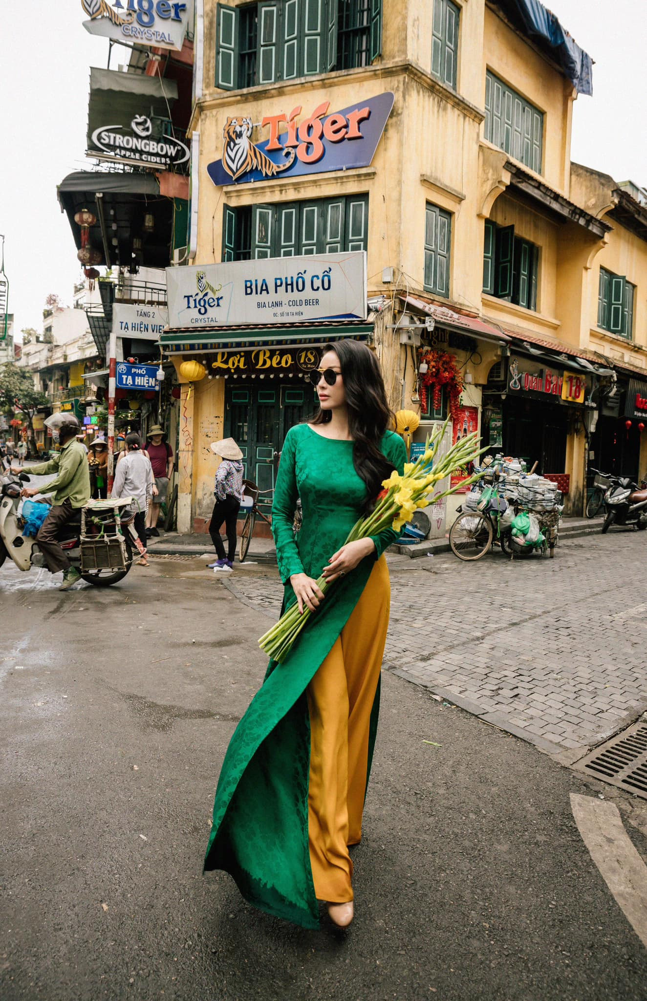 Hà Kiều Anh hội ngộ những người bạn thân trên phố cổ Hà Nội. Họ chọn những bộ áo dài có tông màu rực rỡ, mang đậm không khí ngày Tết. Vóc dáng Hà Kiều Anh ở tuổi trung niên được sự khen.