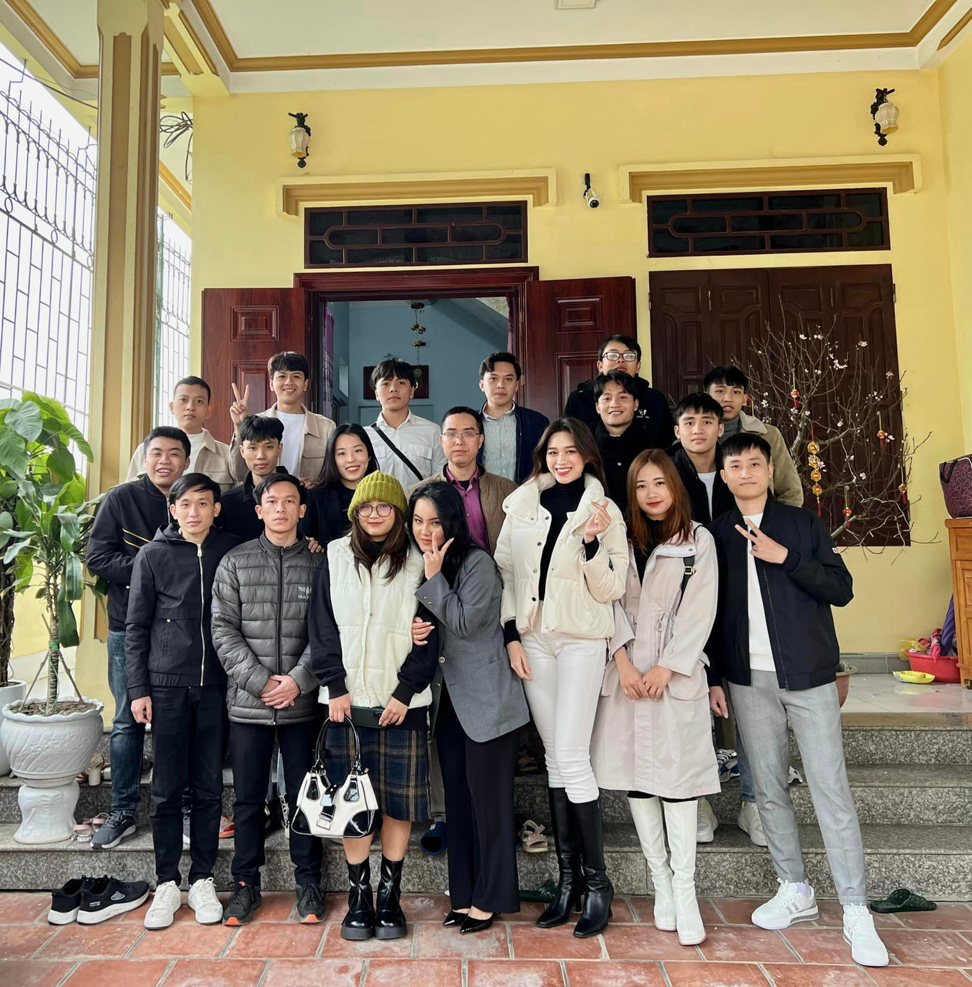 Cũng vào dịp đầu năm, Đỗ Thị Hà giữ truyền thống cùng bạn bè tới nhà chúc Tết thầy giáo cũ.