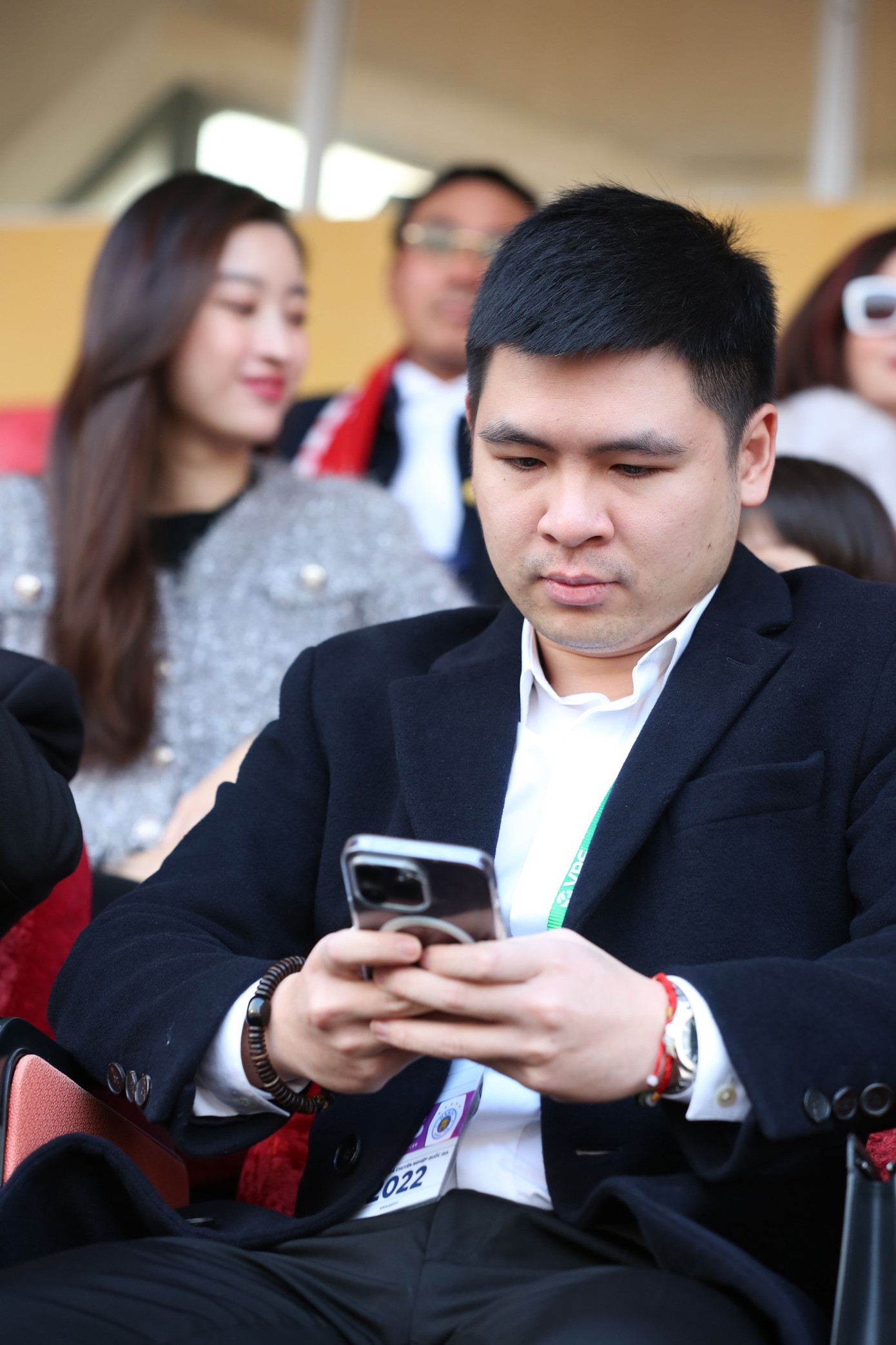 Đỗ Mỹ Linh ngồi ngay sau lưng ông xã Đỗ Vinh Quang để theo dõi trận đấu. Bố chồng cô là ông Đỗ Quang Hiển cũng có mặt trên khán đài. “Tôi đang rất hồi hộp theo dõi trận đấu. Tôi có niềm tin rằng các cầu thủ CLB Hà Nội sẽ quyết tâm và nỗ lực 100% để có thể lần thứ 2 giành cú ăn ba lịch sử, trở thành đội giành nhiều Siêu cúp nhất bóng đá Việt Nam. Đây là một vinh dự hiếm có và tất cả mọi người, từ ban lãnh đạo đến các cầu thủ đều đang hừng hực khí thế”, cô chia sẻ trước giờ bóng lăn.