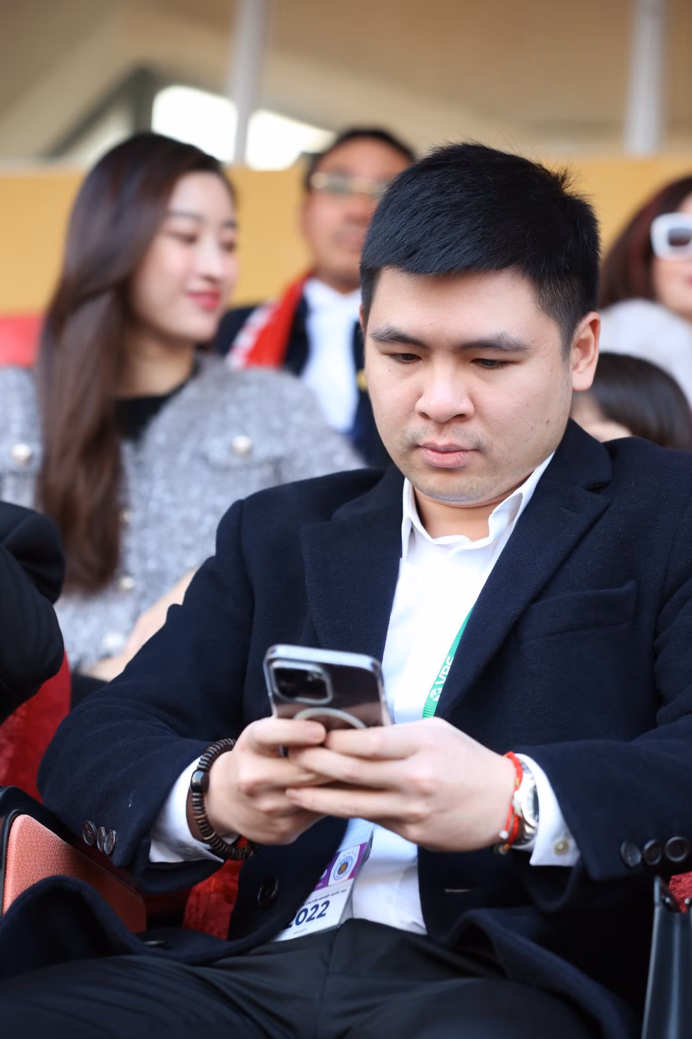Đỗ Mỹ Linh ngồi ngay sau lưng ông xã Đỗ Vinh Quang để theo dõi trận đấu. Bố chồng cô là ông Đỗ Quang Hiển cũng có mặt trên khán đài. “Tôi đang rất hồi hộp theo dõi trận đấu. Tôi có niềm tin rằng các cầu thủ CLB Hà Nội sẽ quyết tâm và nỗ lực 100% để có thể lần thứ 2 giành cú ăn ba lịch sử, trở thành đội giành nhiều Siêu cúp nhất bóng đá Việt Nam. Đây là một vinh dự hiếm có và tất cả mọi người, từ ban lãnh đạo đến các cầu thủ đều đang hừng hực khí thế”, cô chia sẻ trước giờ bóng lăn.