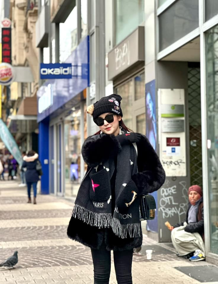 Ngày mùng 3 Tết, Á hậu Huyền My chia sẻ hình ảnh đang có mặt tại thành phố Luxembourg. Cô và gia đình có truyền thống đi nước ngoài du xuân vào dịp Tết Nguyên đán nhiều năm qua. Cô cho biết thời tiết ở đây rất lạnh, -2 độ C nên người đẹp phải chuẩn bị những trang phục giữ ấm cơ thể. Khác với vẻ lộng lẫy khi dự sự kiện, ngoài đời Huyền My có gu ăn mặc cá tính, thời trang. Cô đặc biệt yêu thích các gam màu đen - trắng.