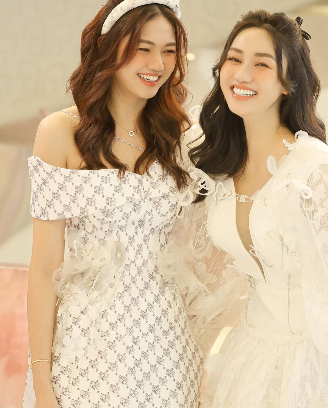 Thanh Tú hội ngộ chị gái là Á hậu Hoàn vũ Ngô Trà My trong ngày mùng 2 Tết. Sau nhiều năm ăn Tết ở quê chồng, năm nay Trà My đón năm mới ở Hà Nội cùng gia đình nên hai chị em cô có nhiều thời gian bên nhau hơn. Thanh Tú và Trà My khiến khán giả ngưỡng mộ khi đều có cuộc sống hôn nhân viên mãn, hạnh phúc.