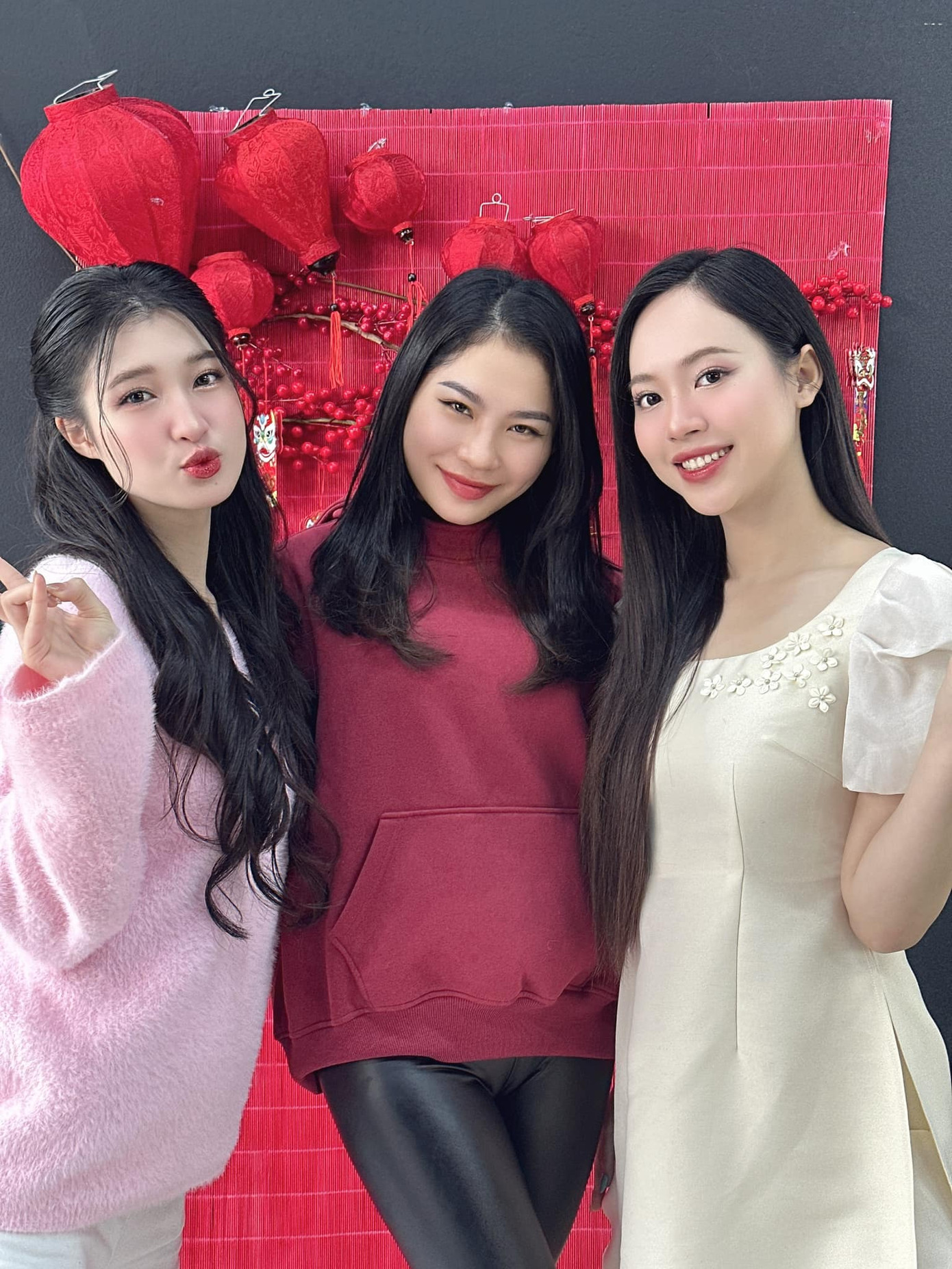 Hai á hậu Trịnh Thùy Linh và Nguyễn Phương Nhi hội ngộ trong ngày mùng 1 Tết. Hai người đẹp diện trang phục giản dị để ghi lại khoảnh khắc đầu năm mới. Vốn cùng quê Thanh Hóa, hai người đẹp có dịp gặp gỡ khi cùng về quê ăn Tết bên gia đình.