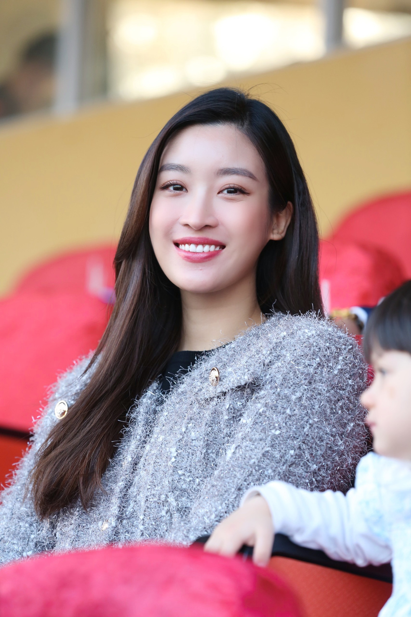 Chiều 29/1, Hoa hậu Đỗ Mỹ Linh có mặt tại Sân vận động Hàng Đẫy để theo dõi trận tranh Siêu cúp bóng đá Quốc gia - Cúp THACO năm 2022 giữa CLB Hà Nội và CLB Hải Phòng. Người đẹp ăn mặc giản dị trên khán đài. Với tư cách là một biên tập viên thể thao của VTV, đồng thời là bà xã của ông Đỗ Vinh Quang – Chủ tịch CLB Hà Nội, Hoa hậu Đỗ Mỹ Linh chia sẻ cô rất háo hức với trận đấu này và hy vọng đội bóng của ông xã sẽ làm nên lịch sử ở Siêu cúp năm nay.