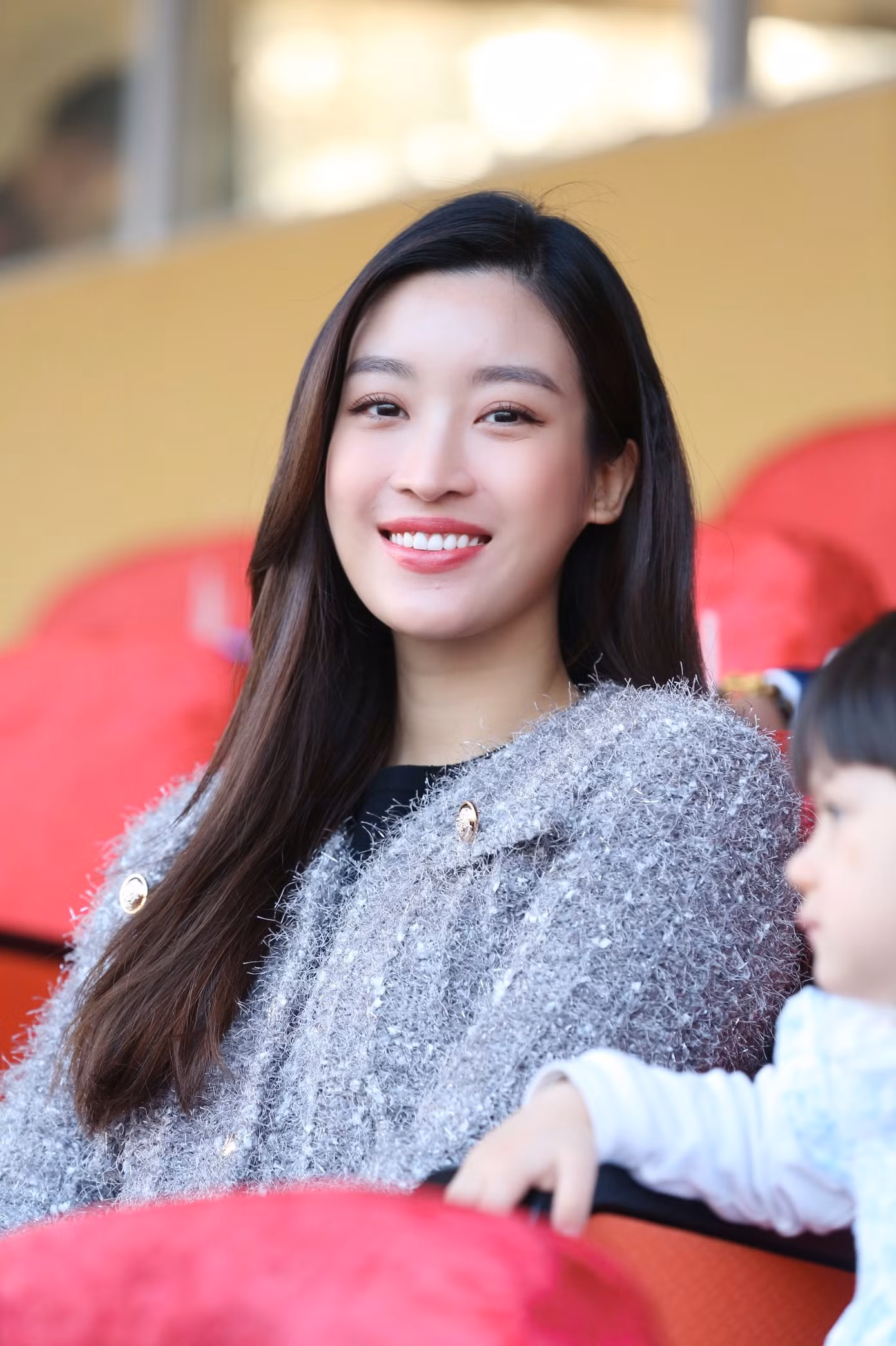 Chiều 29/1, Hoa hậu Đỗ Mỹ Linh có mặt tại Sân vận động Hàng Đẫy để theo dõi trận tranh Siêu cúp bóng đá Quốc gia - Cúp THACO năm 2022 giữa CLB Hà Nội và CLB Hải Phòng. Người đẹp ăn mặc giản dị trên khán đài. Với tư cách là một biên tập viên thể thao của VTV, đồng thời là bà xã của ông Đỗ Vinh Quang – Chủ tịch CLB Hà Nội, Hoa hậu Đỗ Mỹ Linh chia sẻ cô rất háo hức với trận đấu này và hy vọng đội bóng của ông xã sẽ làm nên lịch sử ở Siêu cúp năm nay.