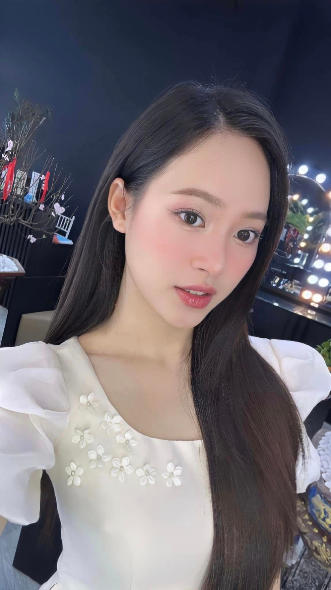 Á hậu Trịnh Thùy Linh khoe nhan sắc trong trẻo với bộ váy trắng trong ngày đầu năm. Cô về đón Tết ở Thanh Hóa cùng gia đình. 2022 cũng là năm đáng nhớ với Thùy Linh khi cô giành danh hiệu cao quý Á hậu 1 ở cuộc thi Hoa hậu Việt Nam 2022.