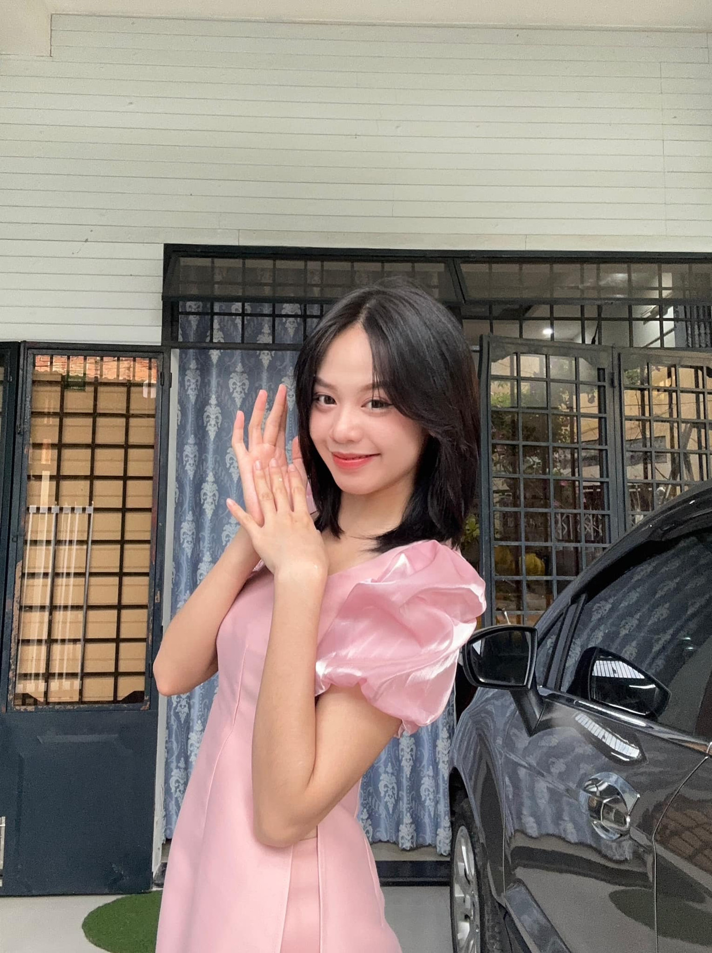 Hoa hậu Thanh Thủy diện áo dài màu hồng pastel trong ngày đầu năm mới. 2022 là năm đáng nhớ với người đẹp Đà Nẵng khi cô đăng quang ngôi vị danh hiệu cao quý.