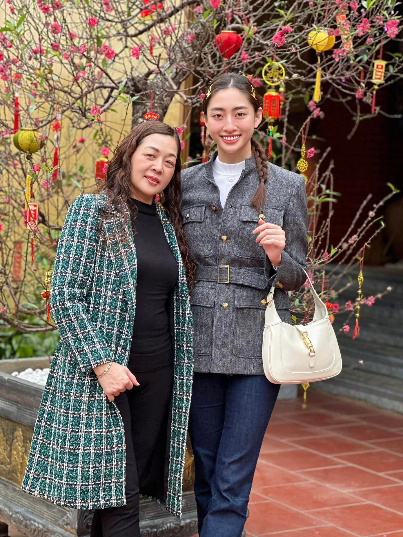 Hoa hậu Lương Thùy Linh diện trang phục giản dị khi đi chúc Tết, du xuân cùng mẹ và em trai. Năm nào, Lương Thùy Linh cũng về đón Tết cùng gia đình ở Cao Bằng. 2022 cũng là năm đáng nhớ với Lương Thùy Linh khi cô khép lại nhiệm kỳ 3 năm của danh hiệu Miss World Vietnam 2019. Trong nhiệm kỳ, Lương Thùy Linh để lại nhiều dấu ấn khi vào top 12 tại Miss World và thực hiện nhiều hoạt động từ thiện.