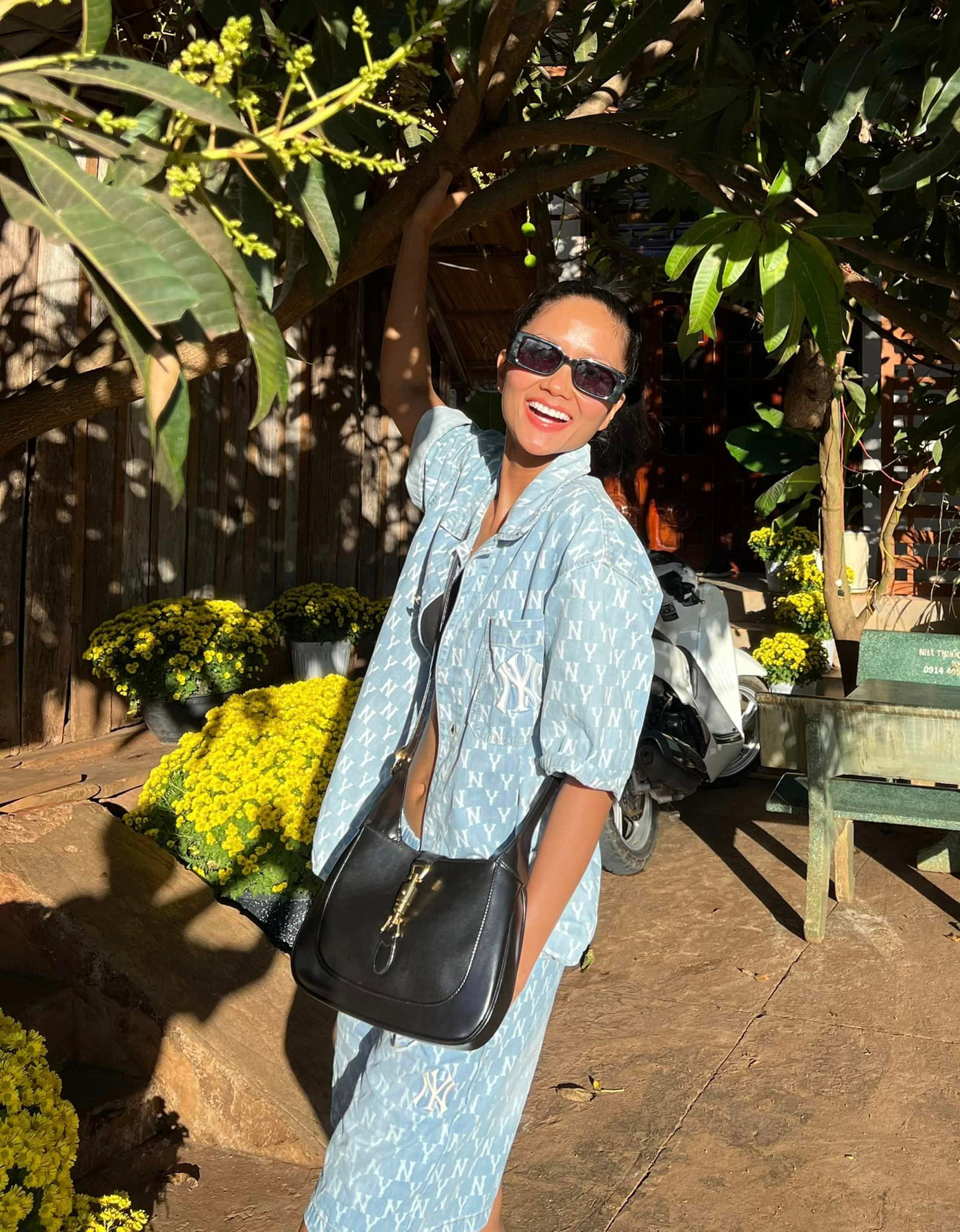 Hoa hậu H'Hen Niê trong vườn nhà ngày Tết. Cô gây chú ý khi khoe vòng eo "con kiến" săn chắc. H'Hen Niê được biết đến là người đẹp chăm tập thể thao nên có vóc dáng đáng ngưỡng mộ.