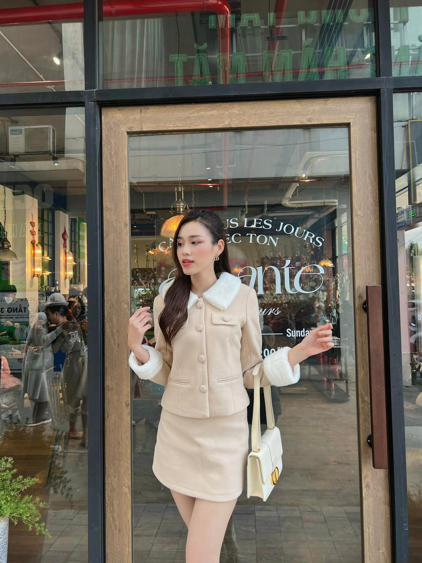 Hoa hậu Đỗ Thị Hà diện set đồ tông màu kem kín đáo khi du xuân trong ngày mùng 2 Tết. Cô chọn những trang phục giản dị, thanh lịch khi về quê đón Tết. 2022 là năm đáng nhớ với Đỗ Thị Hà khi cô vào top 13 tại cuộc thi Miss World và kết thúc nhiệm kỳ Hoa hậu Việt Nam 2020. Người đẹp chia sẻ dự định lấn sân lĩnh vực kinh doanh.