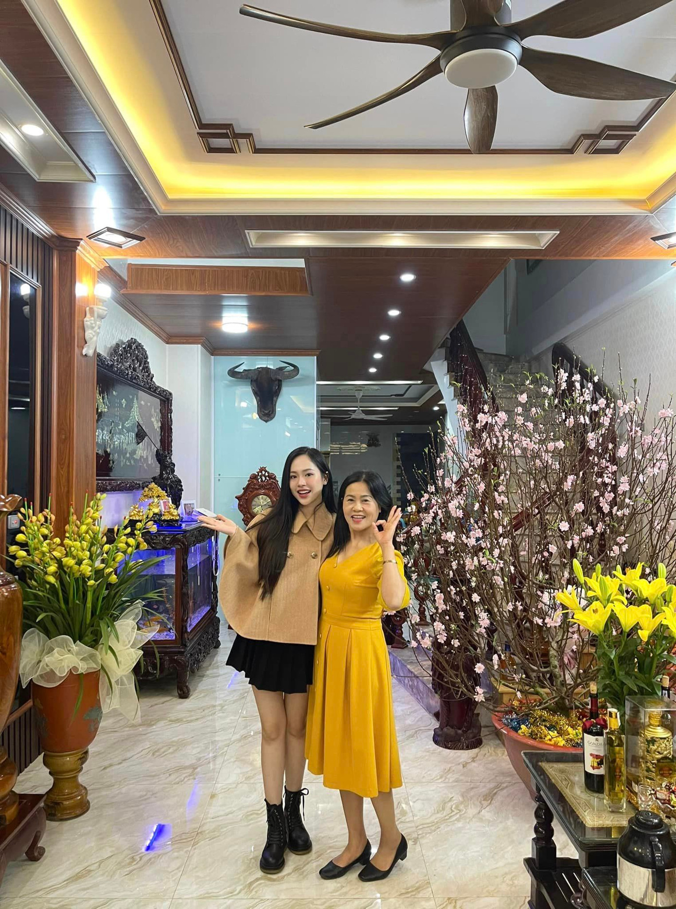 Trịnh Thùy Linh tới thăm nhà cô giáo cũ trong ngày mùng 3 Tết.