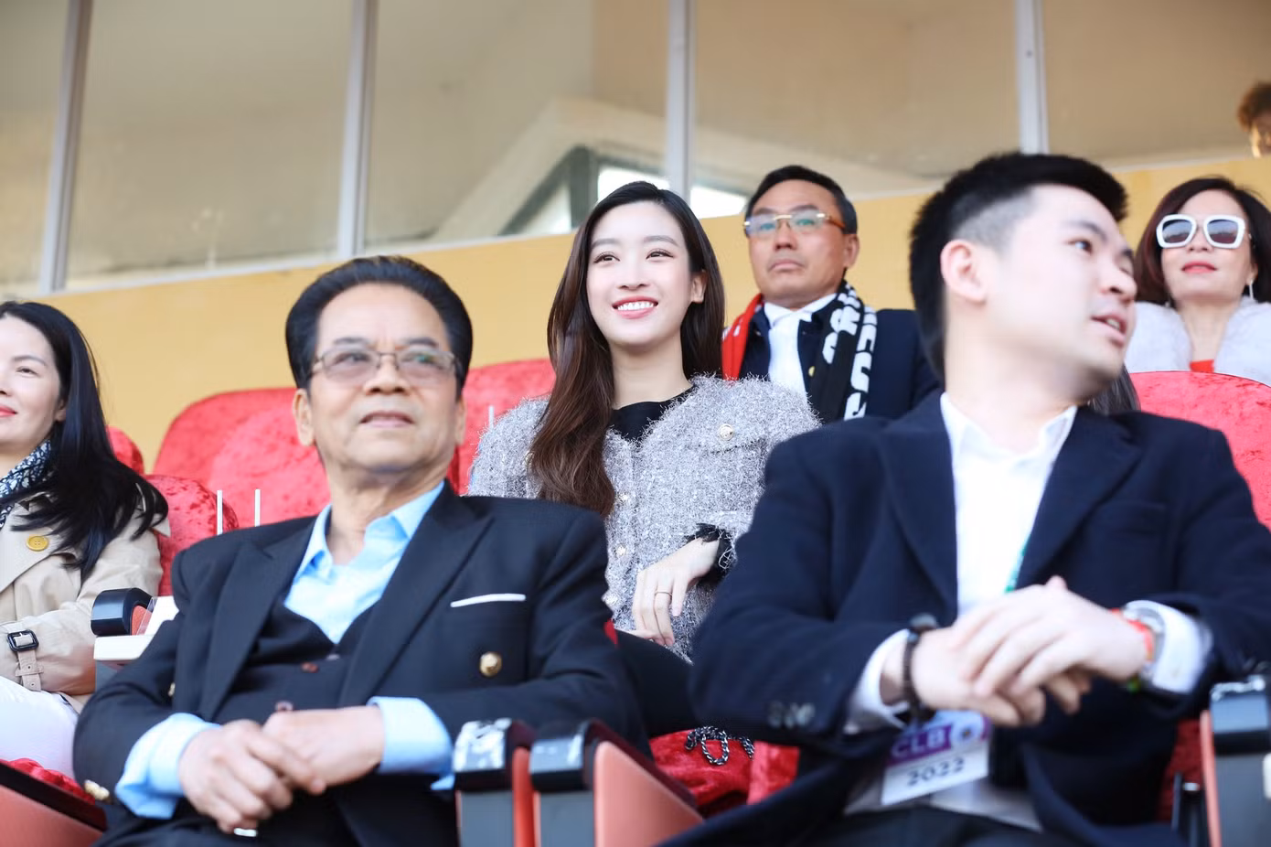 Đỗ Mỹ Linh ngồi ngay sau lưng ông xã Đỗ Vinh Quang để theo dõi trận đấu. Bố chồng cô là ông Đỗ Quang Hiển cũng có mặt trên khán đài. “Tôi đang rất hồi hộp theo dõi trận đấu. Tôi có niềm tin rằng các cầu thủ CLB Hà Nội sẽ quyết tâm và nỗ lực 100% để có thể lần thứ 2 giành cú ăn ba lịch sử, trở thành đội giành nhiều Siêu cúp nhất bóng đá Việt Nam. Đây là một vinh dự hiếm có và tất cả mọi người, từ ban lãnh đạo đến các cầu thủ đều đang hừng hực khí thế”, cô chia sẻ trước giờ bóng lăn.