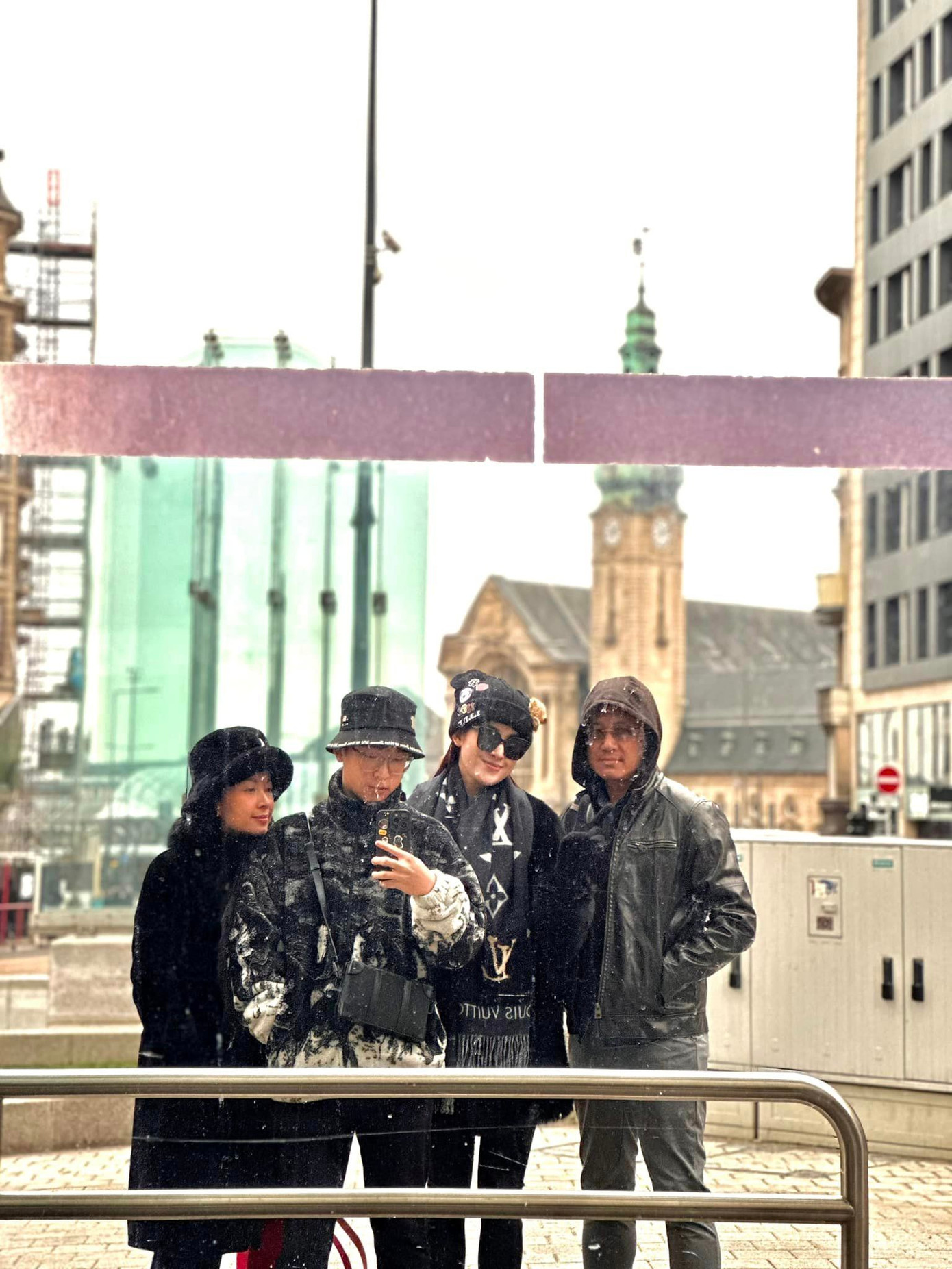 Huyền My chia sẻ cô vui và háo hức vì được du lịch cùng cả gia đình vào dịp Tết sau 3 năm đón năm mới ở Hà Nội vì dịch bệnh COVID-19. Gia đình Huyền My gắn bó và thân thiết. Cô có em trai kém 8 tuổi hiện học tại Đại học Ngoại thương. Em trai Huyền My có vẻ ngoài điển trai, cao ráo, giống các hot boy Hàn Quốc.