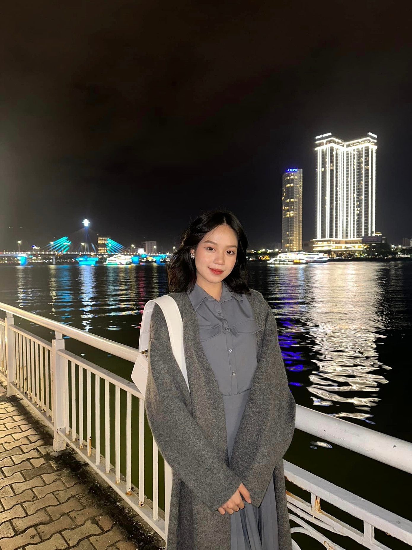 Hoa hậu Thanh Thủy diện trang phục màu ghi kín đáo khi du xuân trong ngày mùng 2 Tết ở quê nhà Đà Nẵng.