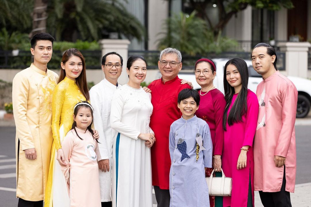 Á hậu Thuỳ Dung chia sẻ hình ảnh du xuân cùng gia đình và ông xã. Cặp đôi cùng diện áo dài màu vàng nổi bật. Đây cũng là năm đầu Thuỳ Dung về làm dâu dịp Tết. Cặp đôi kết hôn vào cuối năm 2022 ở TPHCM.