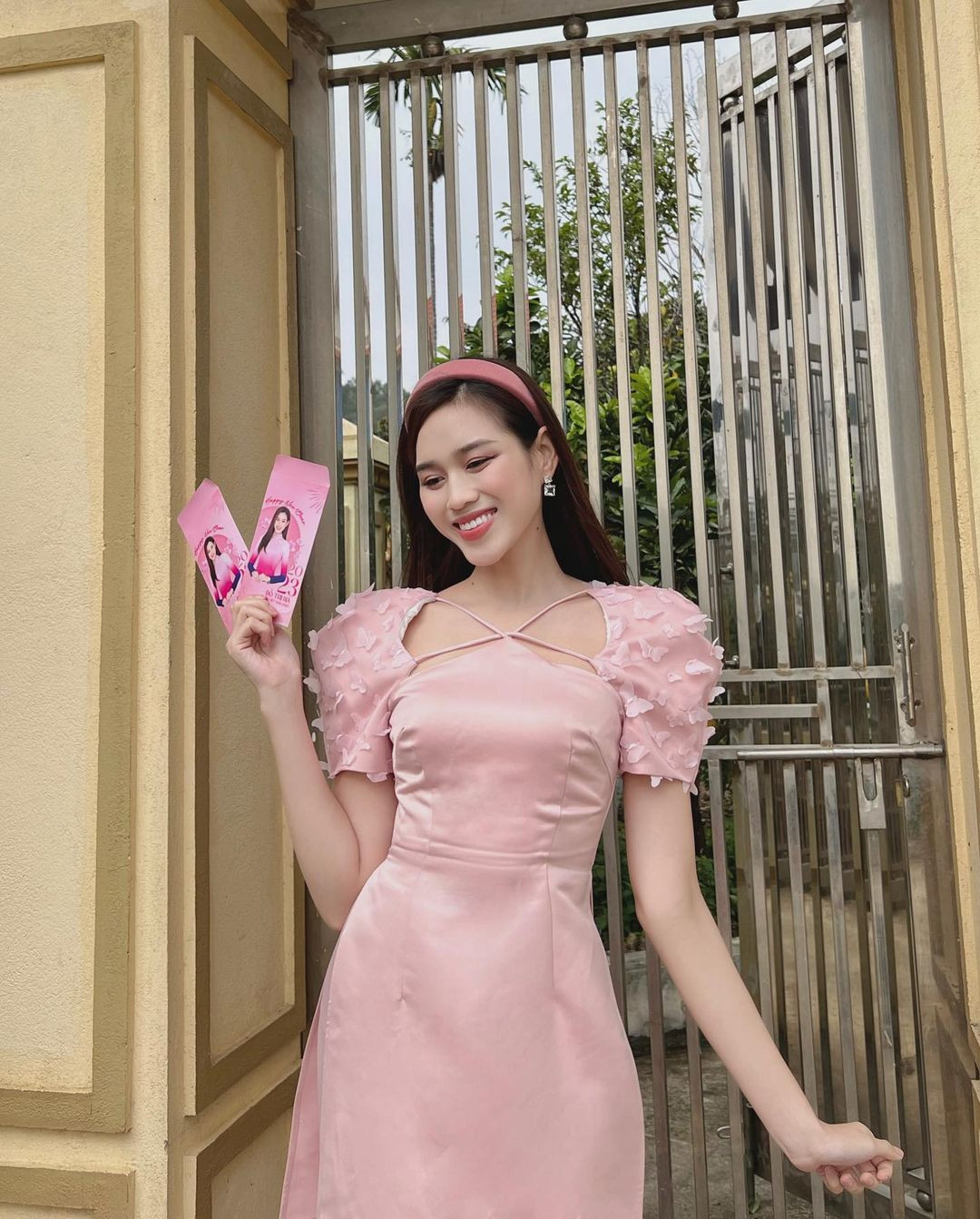 Hoa hậu Đỗ Thị Hà khoe sắc dịu dàng với áo dài màu hồng pastel. Năm nào cô cũng về ăn Tết ở Hậu Lộc, Thanh Hóa. Thời tiết Tết miền Bắc năm nay mát nhẹ, thuận tiện cho các người đẹp mặc áo dài du xuân.