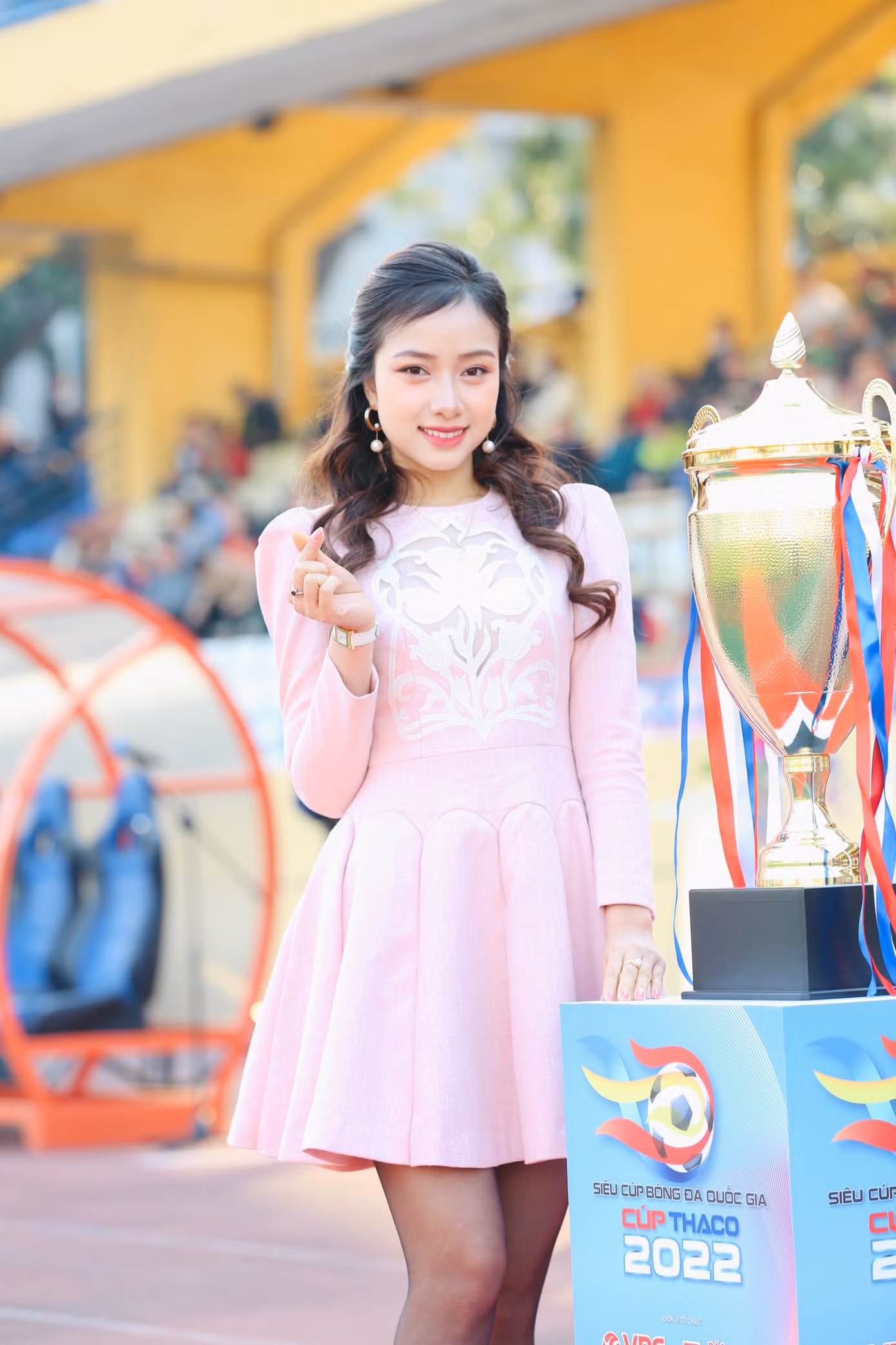 Người đẹp Nhân ái Nguyễn Ngọc Mai cho biết cô rất vui khi lần đầu tiên được tham dự sự kiện Siêu cúp bóng đá Quốc gia. Là Người đẹp Nhân ái cuộc thi Hoa hậu Việt Nam năm 2022, Ngọc Mai luôn tâm niệm sẽ đồng hành, sát cánh cùng báo Tiền Phong trong các hoạt động từ thiện, xã hội ý nghĩa. “Đây hứa hẹn sẽ là trận đấu vô cùng gay cấn, hấp dẫn. Mai rất háo hức để theo dõi trận đấu này”, cô nói.